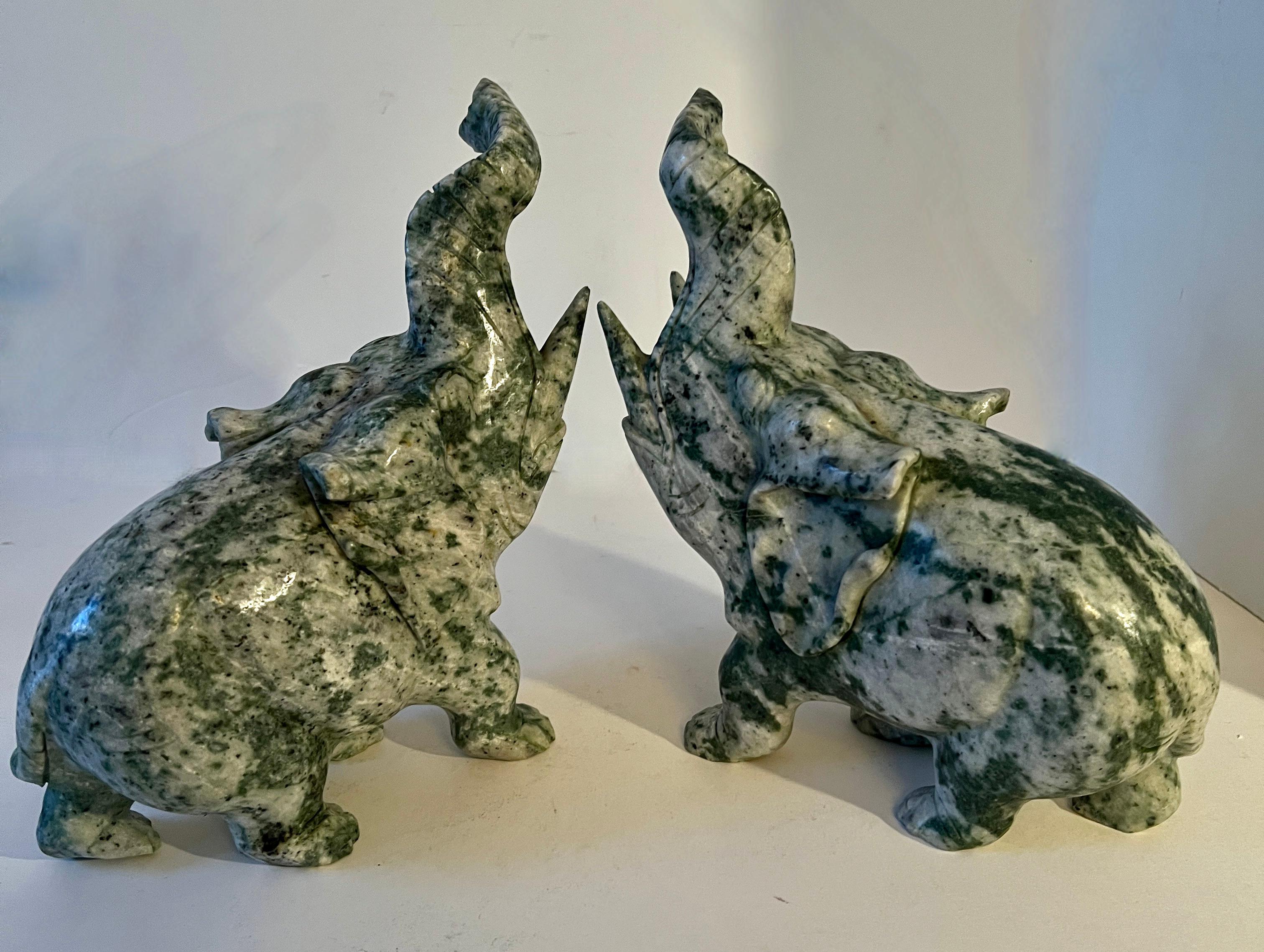 Intagliato a mano Coppia di reggilibri con scultura di elefante di giada intagliato a mano in vendita