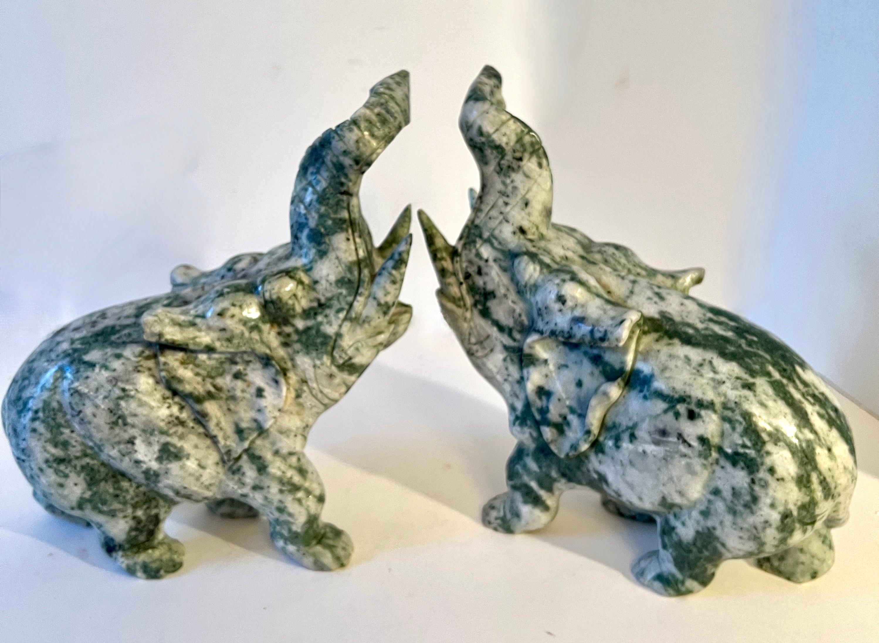 Coppia di reggilibri con scultura di elefante di giada intagliato a mano In condizioni buone in vendita a Los Angeles, CA