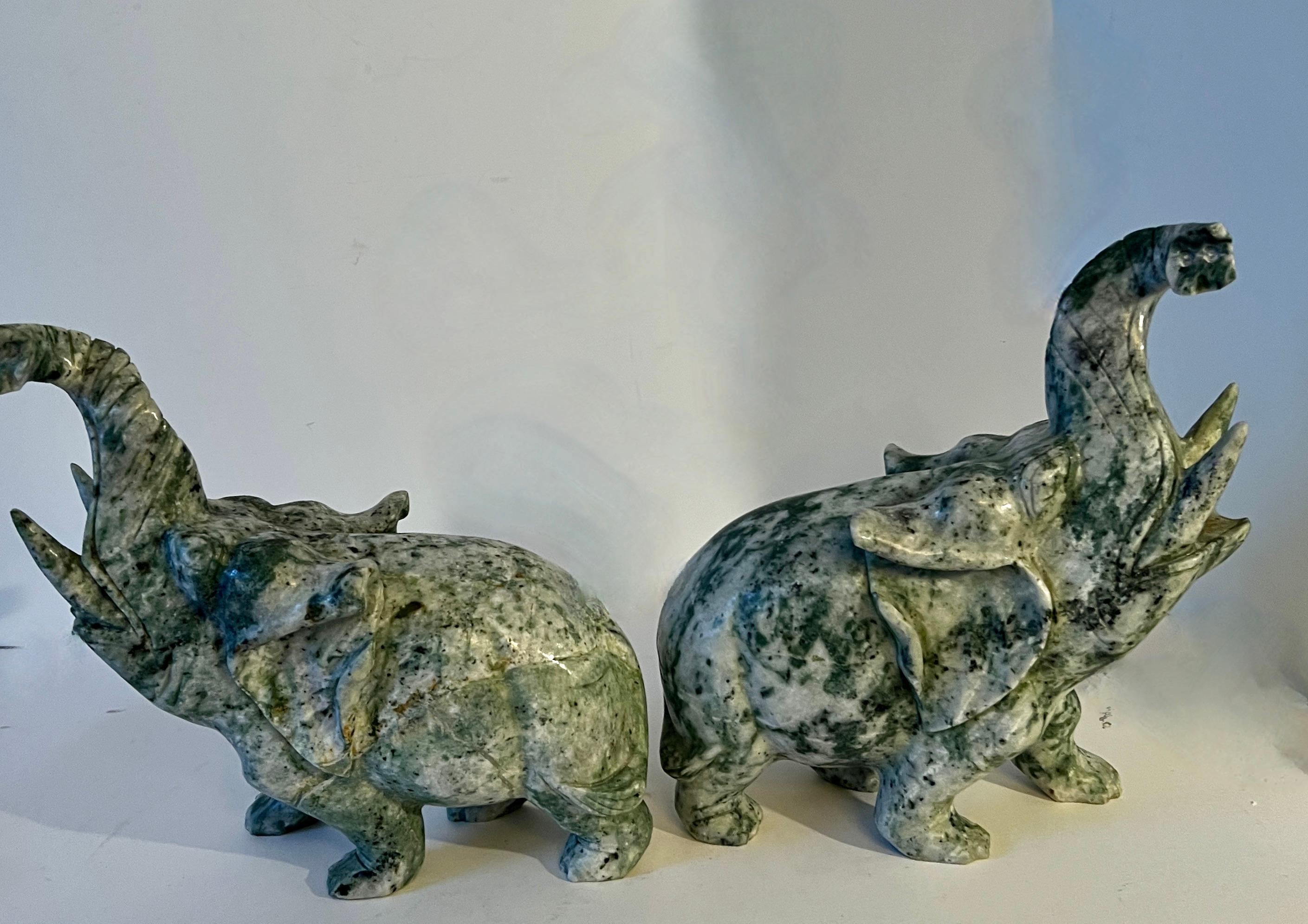 XX secolo Coppia di reggilibri con scultura di elefante di giada intagliato a mano in vendita