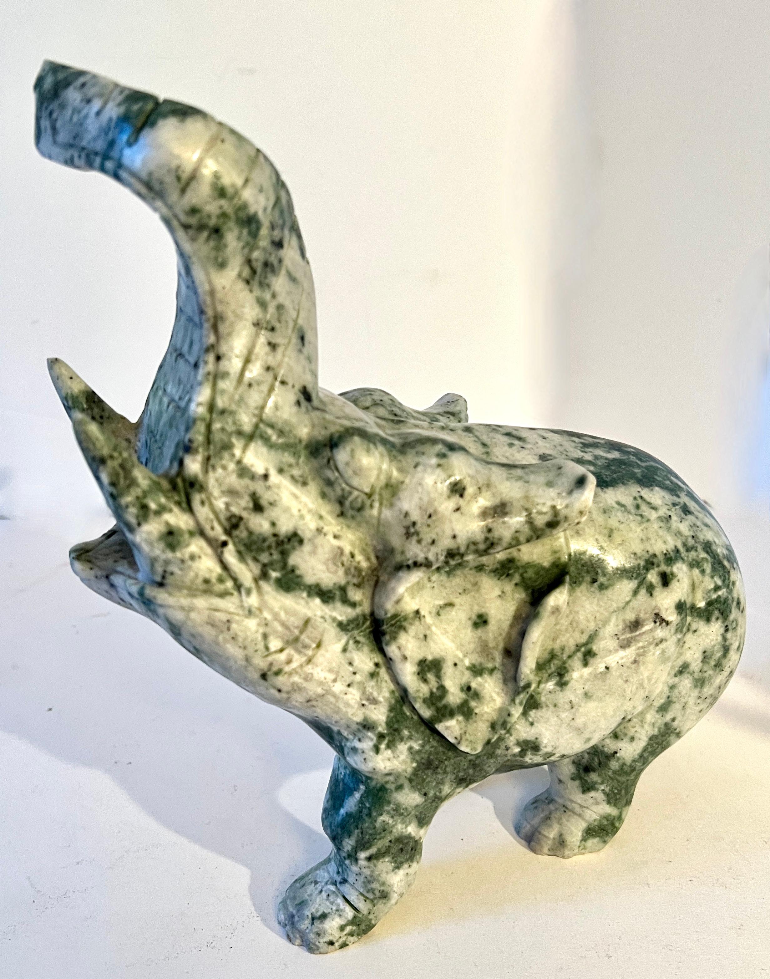 Giada Coppia di reggilibri con scultura di elefante di giada intagliato a mano in vendita