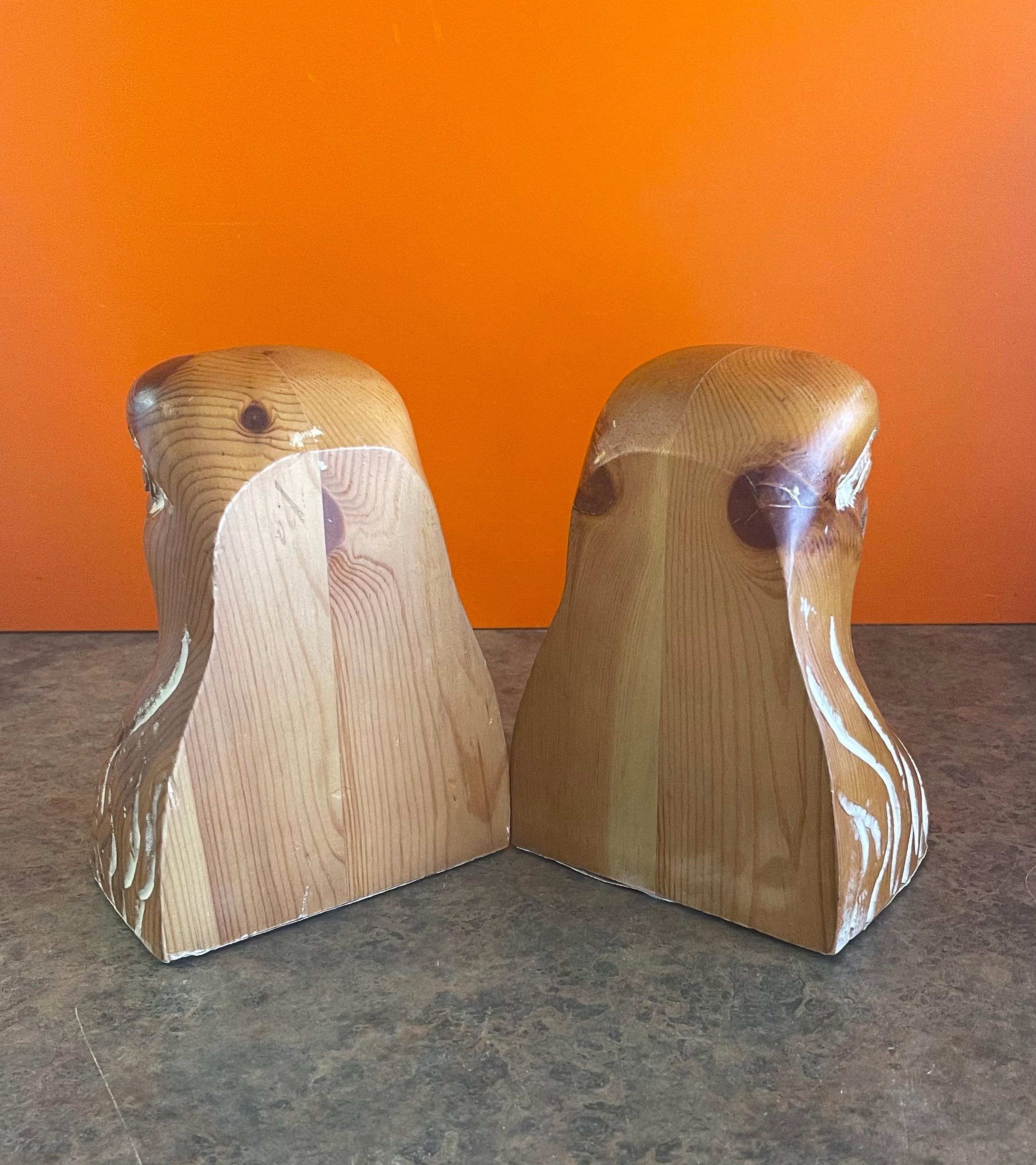 Mid-Century Modern Pair of Hand Carved Knotty Pine Wood Eagle Head Bookends by Sarreid For Sale