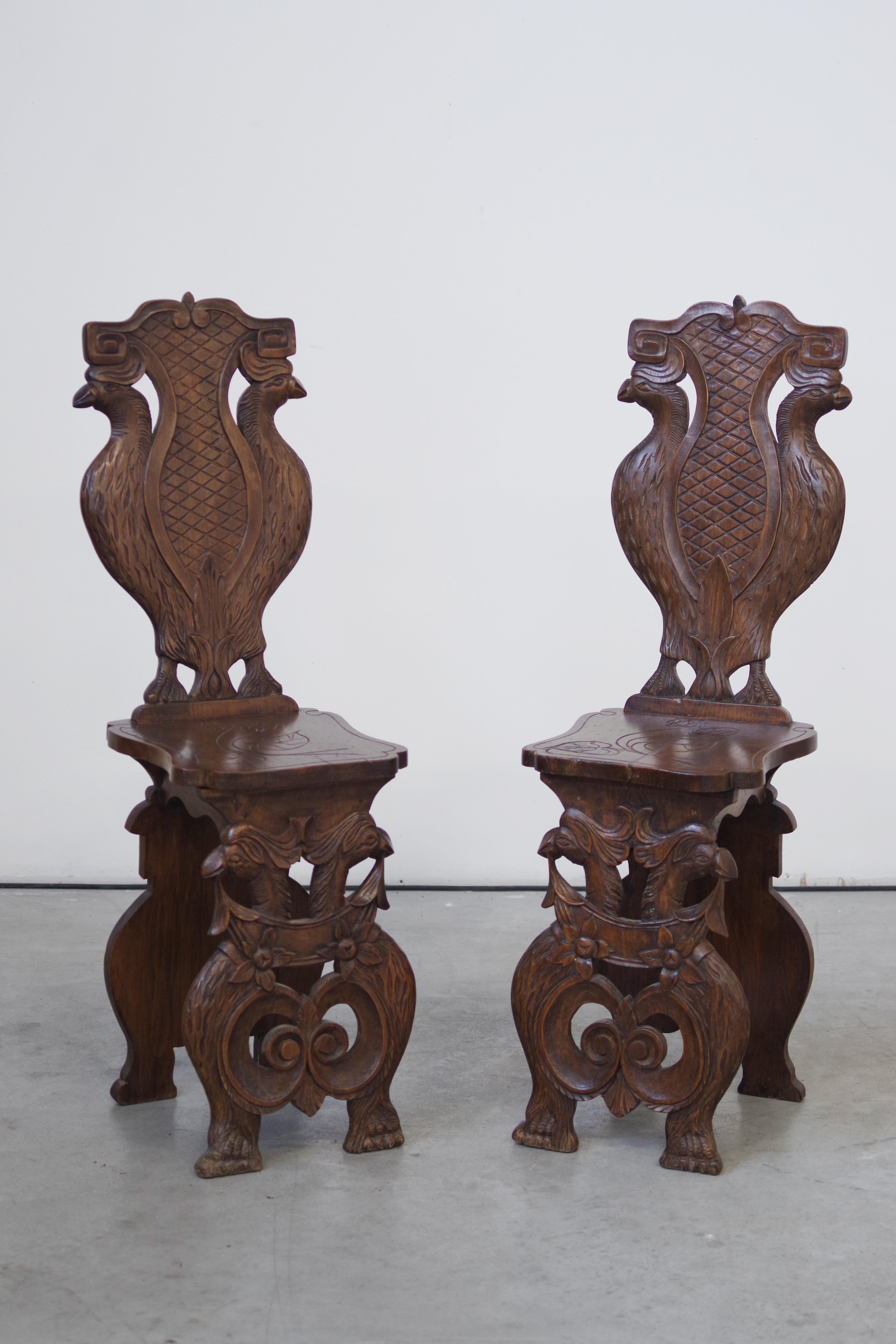 Paire de chaises sculptées à la main à la fin du 19e siècle - Artisanat antique orné en vente 4