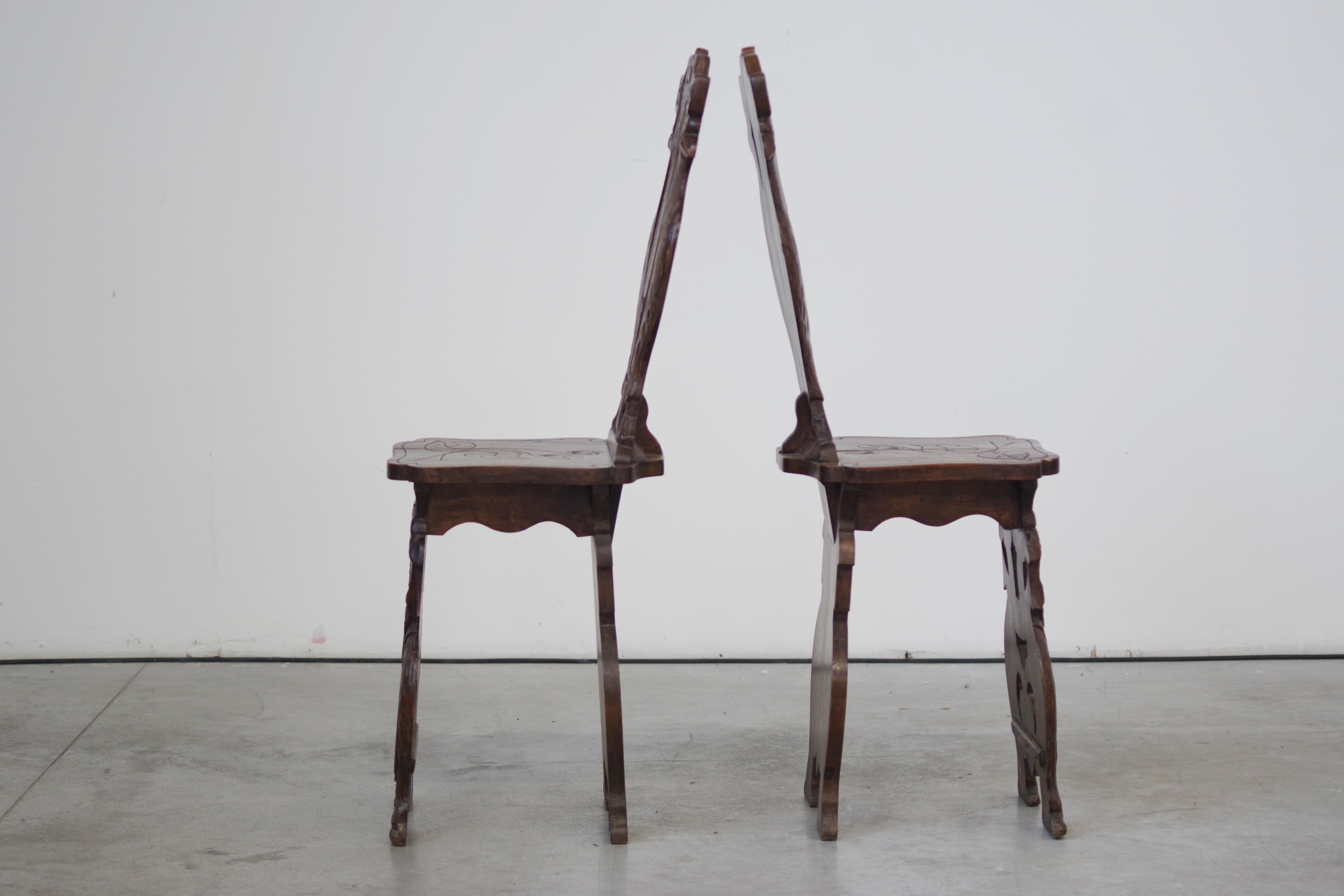 Italian Paire de chaises sculptées à la main à la fin du 19e siècle - Artisanat antique orné en vente