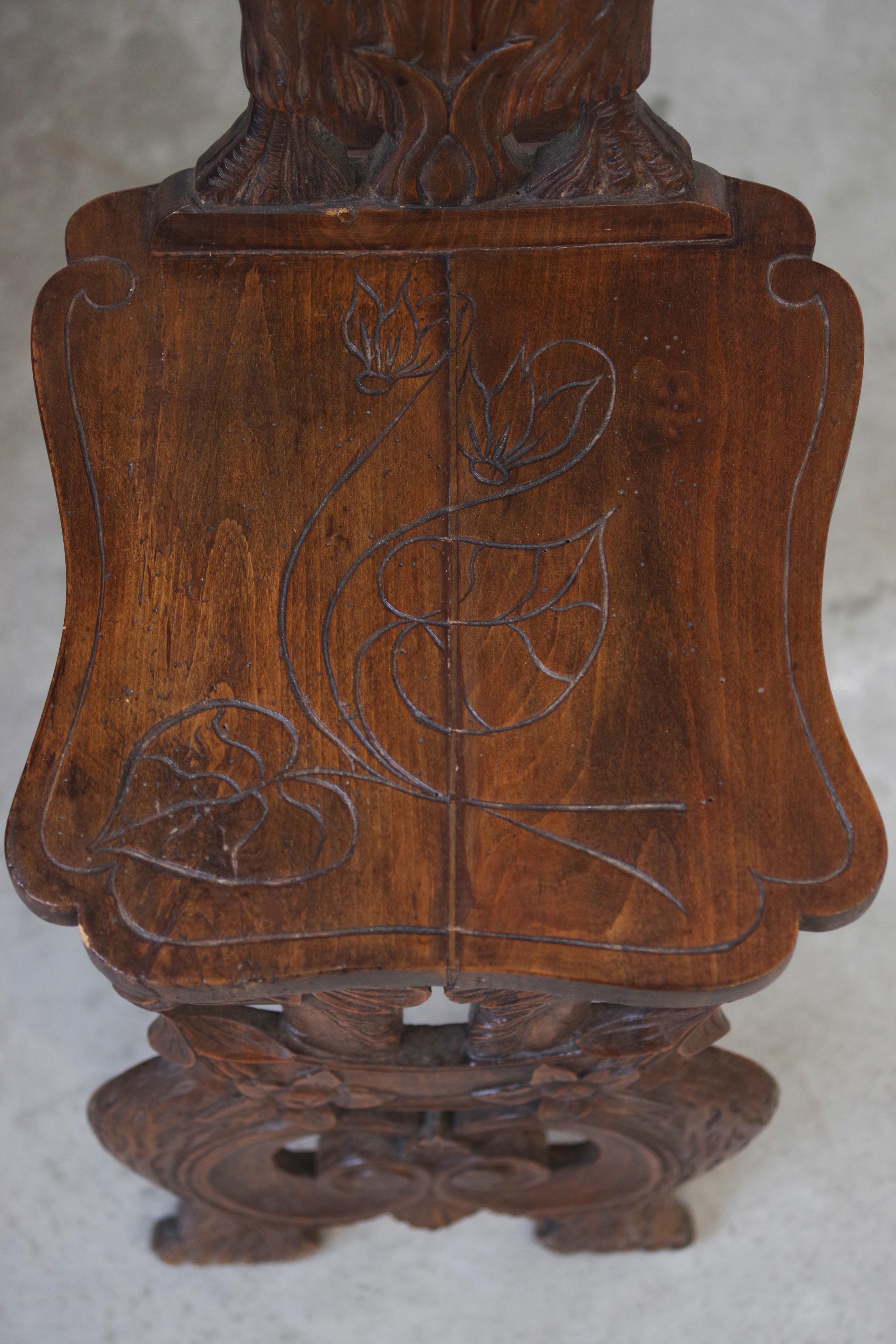 Mid-19th Century Paire de chaises sculptées à la main à la fin du 19e siècle - Artisanat antique orné en vente