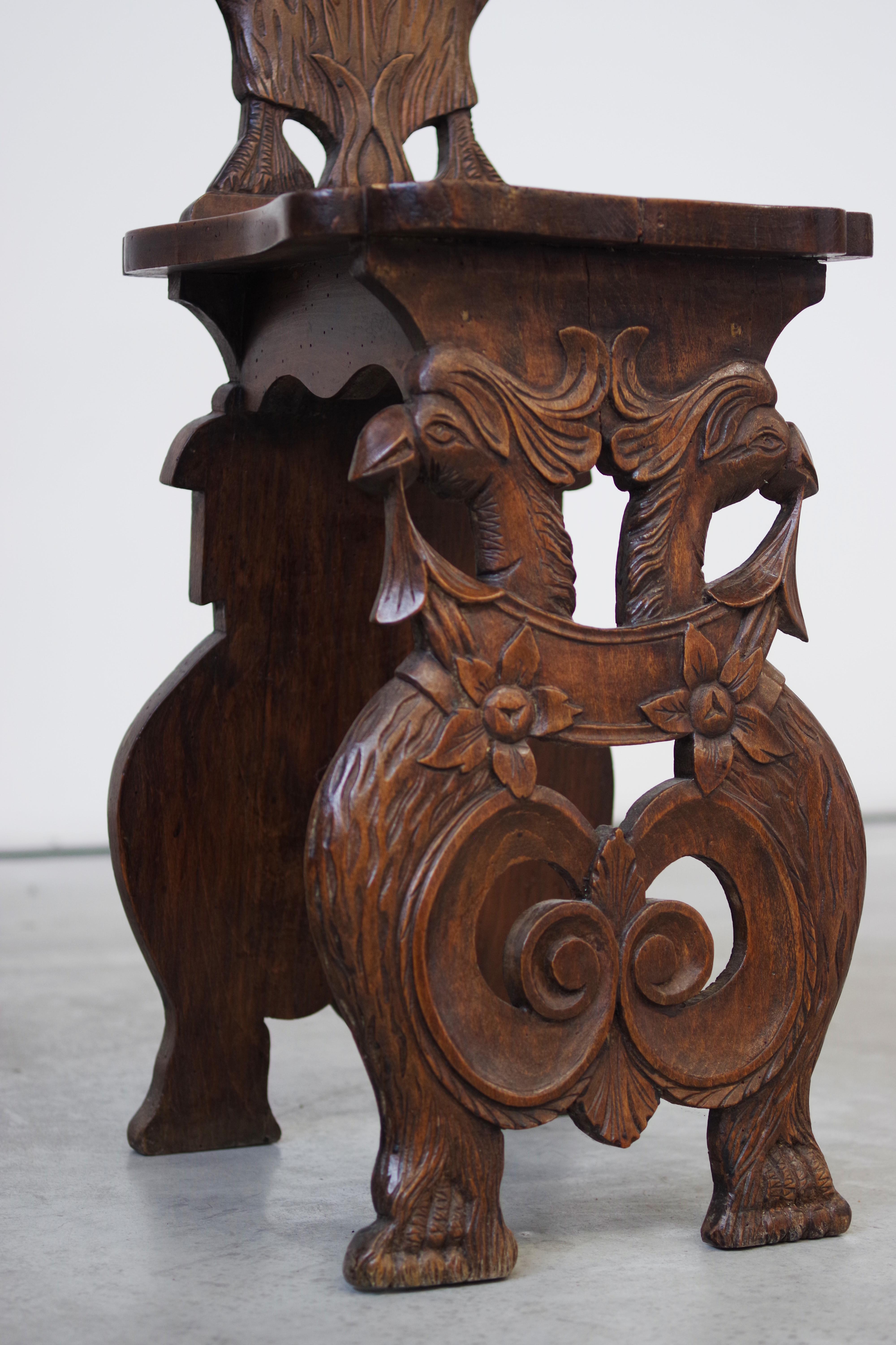 Noyer Paire de chaises sculptées à la main à la fin du 19e siècle - Artisanat antique orné en vente