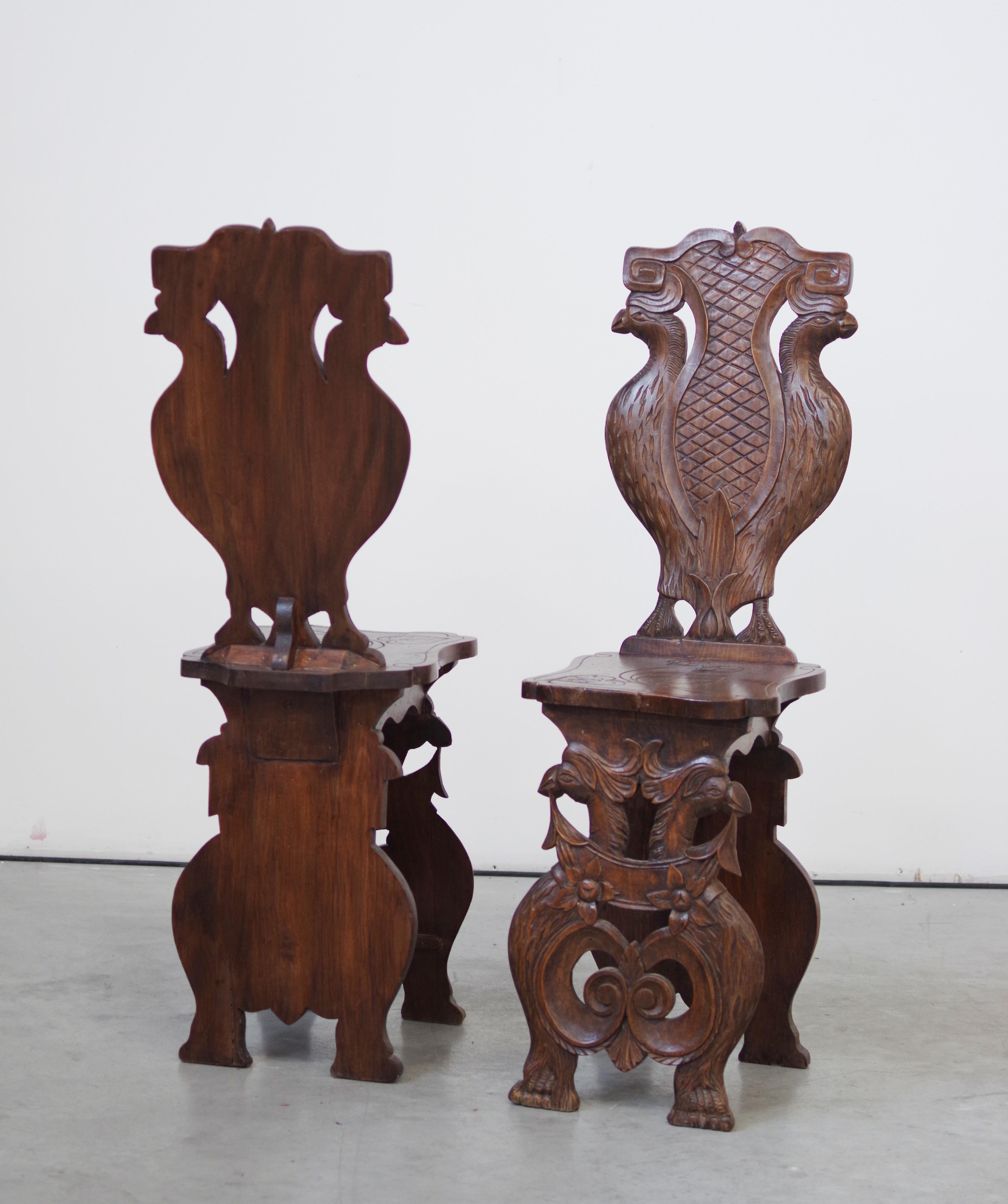 Paire de chaises sculptées à la main à la fin du 19e siècle - Artisanat antique orné en vente 1