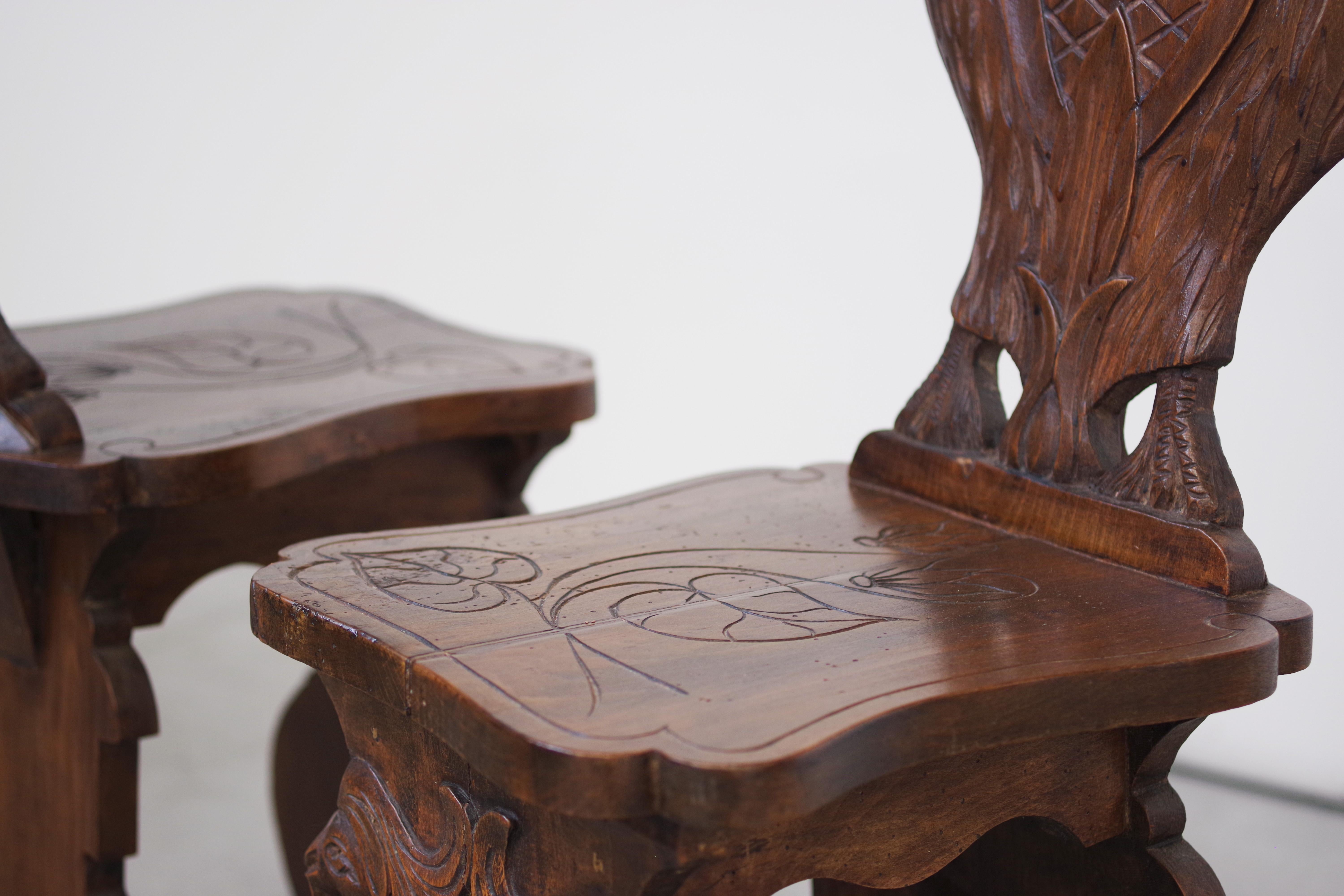 Paire de chaises sculptées à la main à la fin du 19e siècle - Artisanat antique orné en vente 2