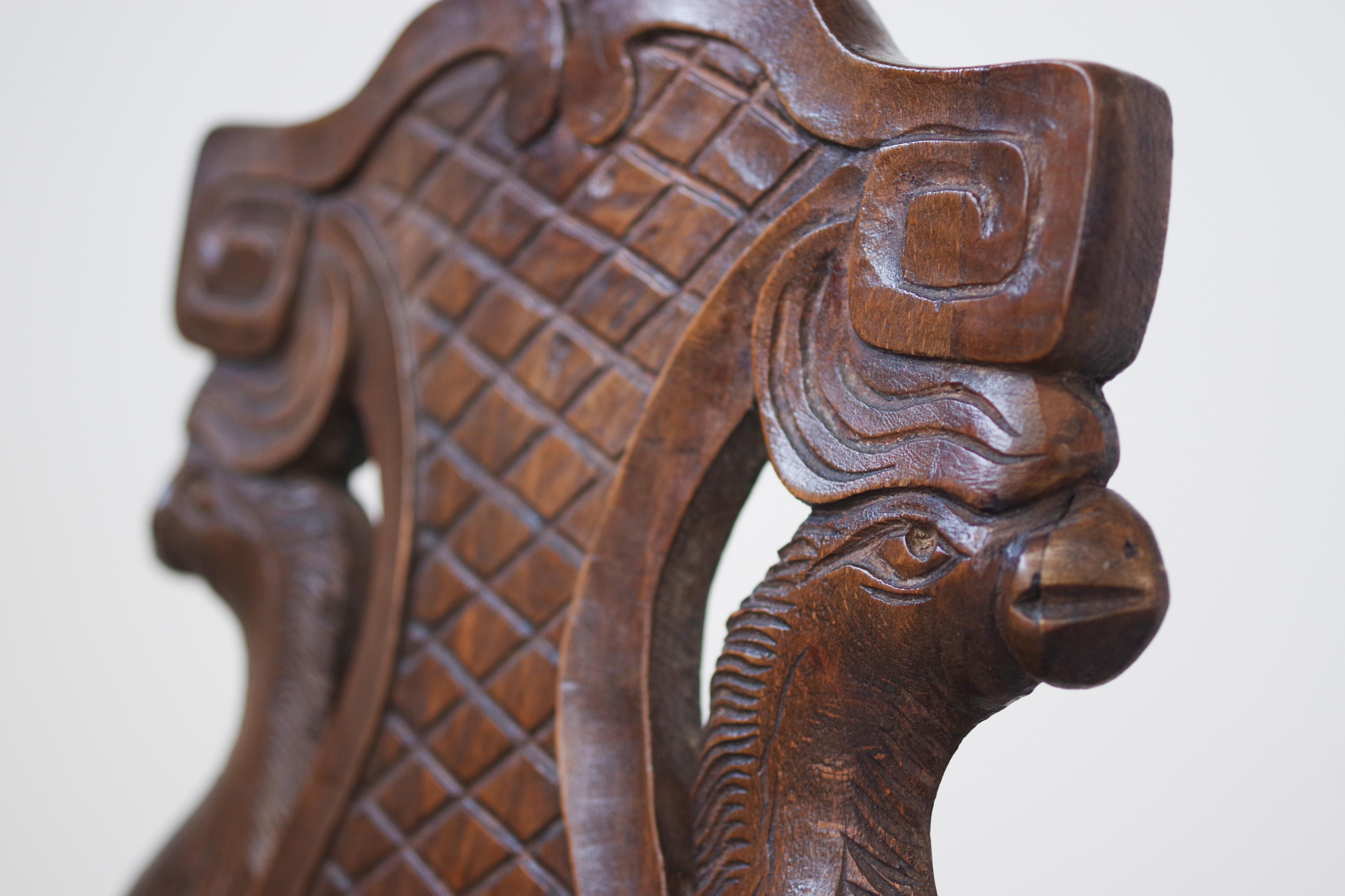 Paire de chaises sculptées à la main à la fin du 19e siècle - Artisanat antique orné en vente 3