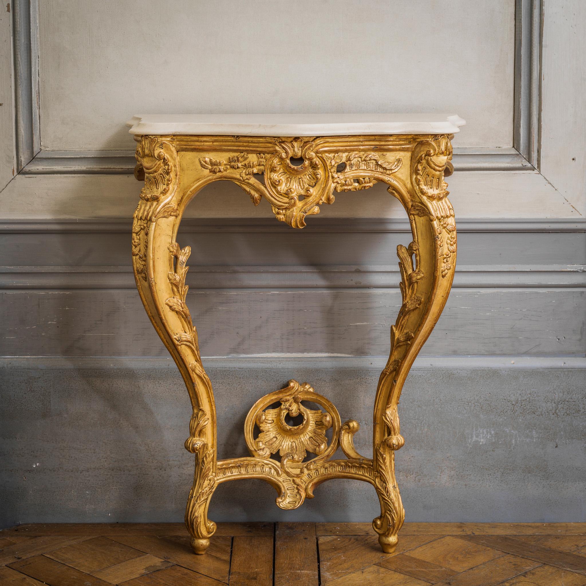 Paar handgeschnitzte Konsolen aus vergoldetem Holz im französischen Louis-XV-Stil (Louis XV.) im Angebot