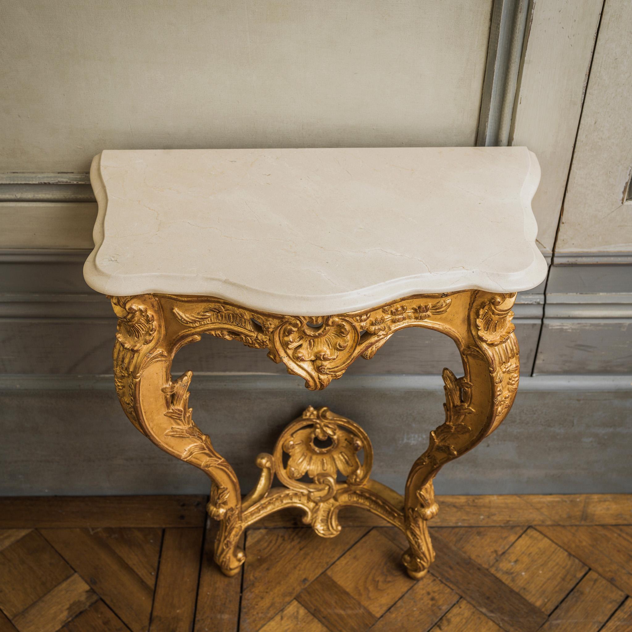 Paar handgeschnitzte Konsolen aus vergoldetem Holz im französischen Louis-XV-Stil (Handgeschnitzt) im Angebot