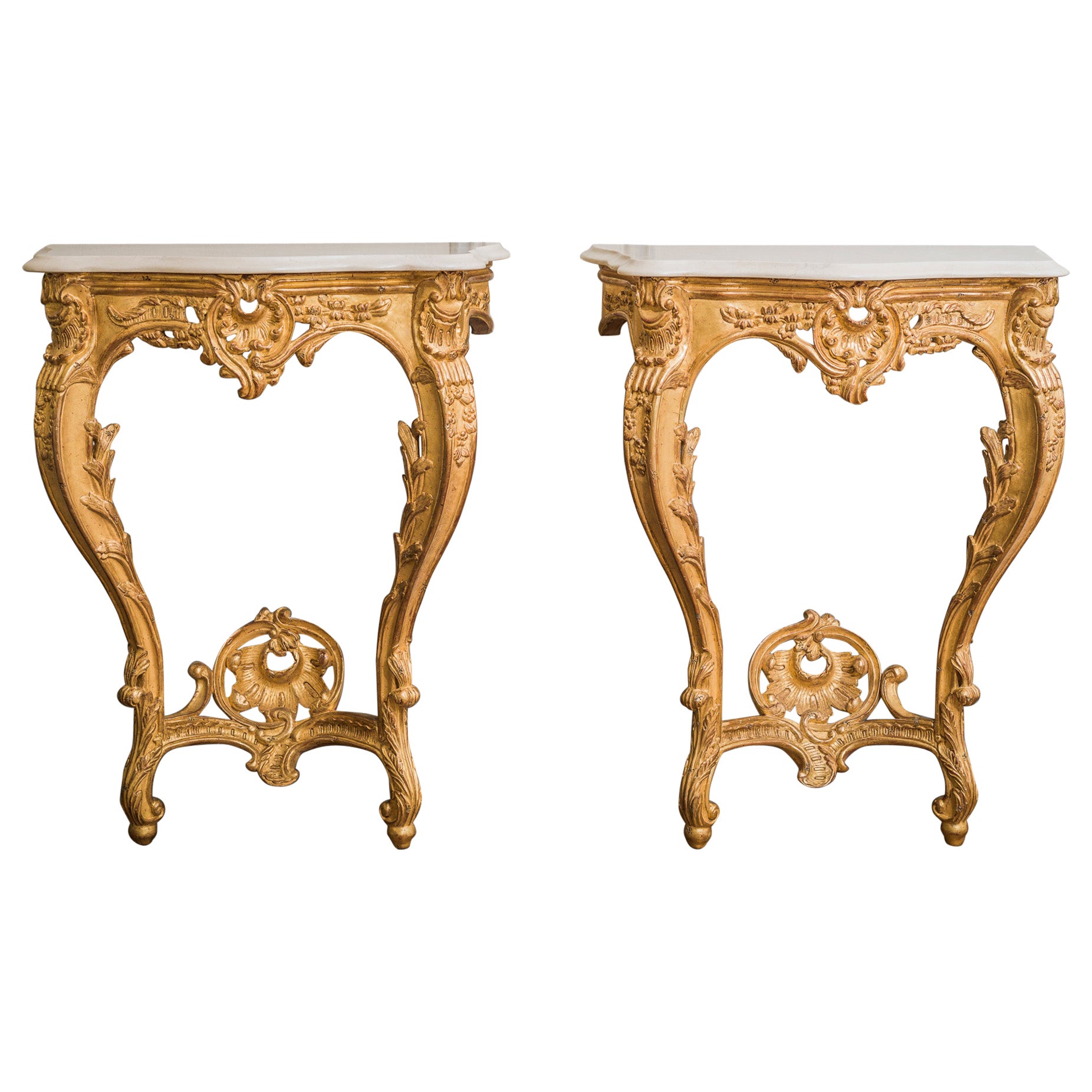 Paire de consoles de style Louis XV en bois doré sculpté à la main en vente