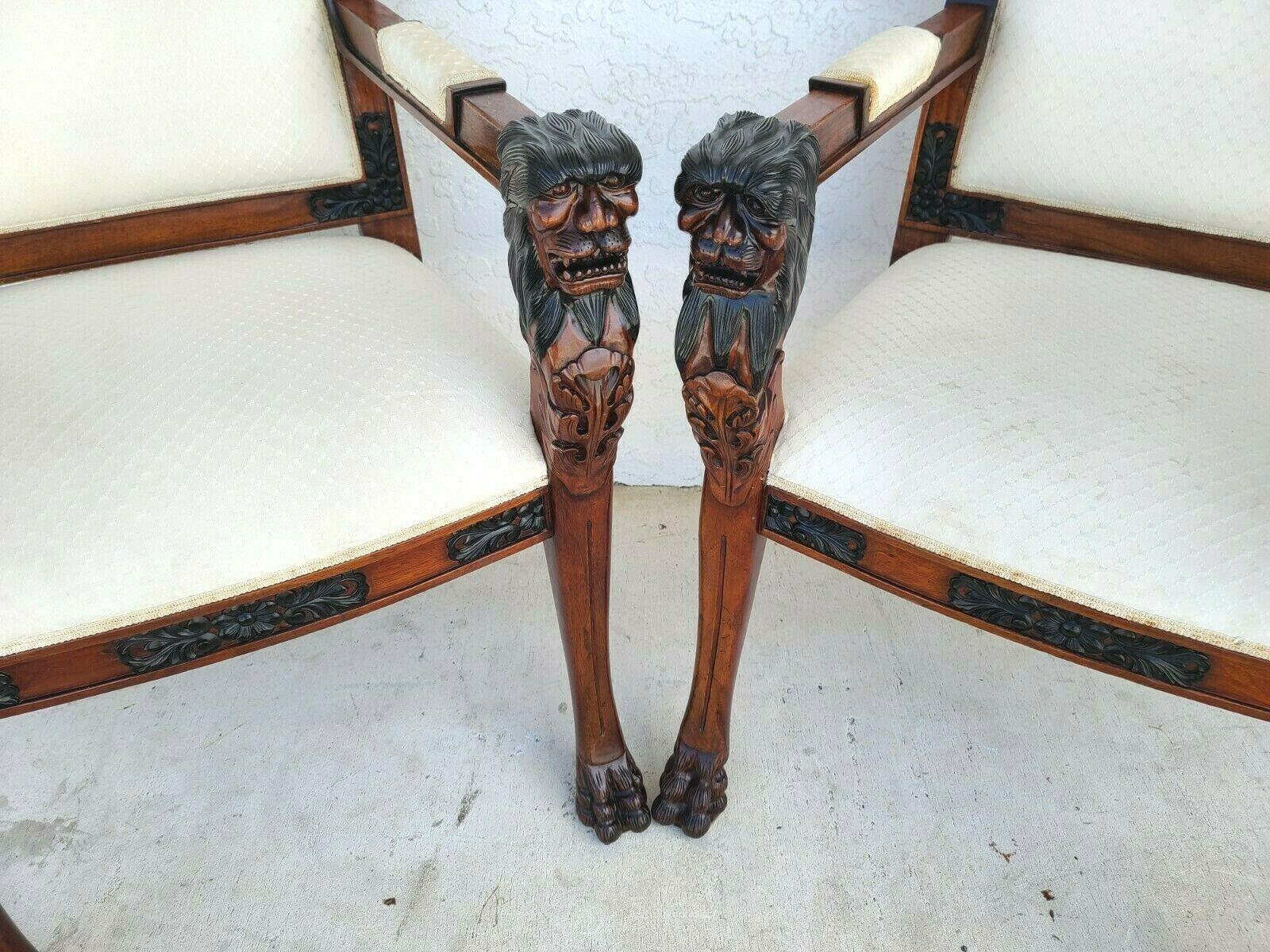 20ième siècle Paire de fauteuils à tête de lion en acajou sculpté à la main en vente