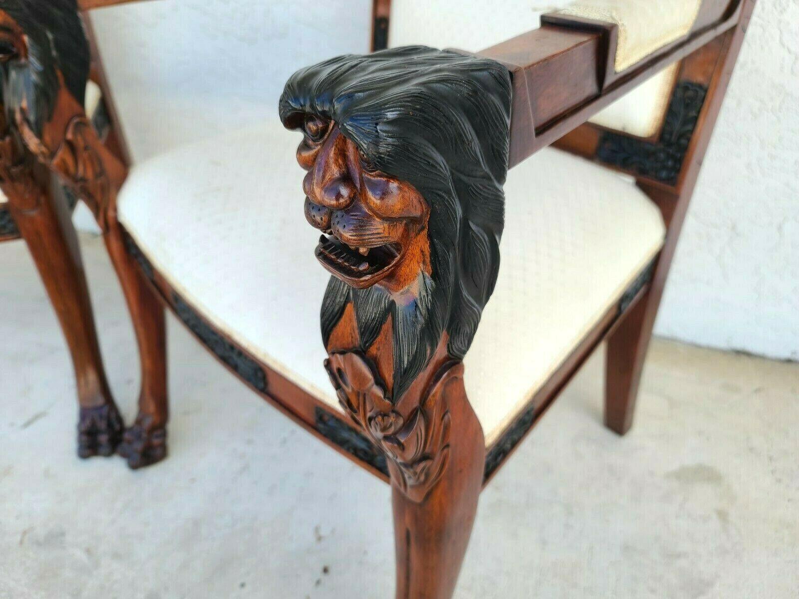 Acajou Paire de fauteuils à tête de lion en acajou sculpté à la main en vente