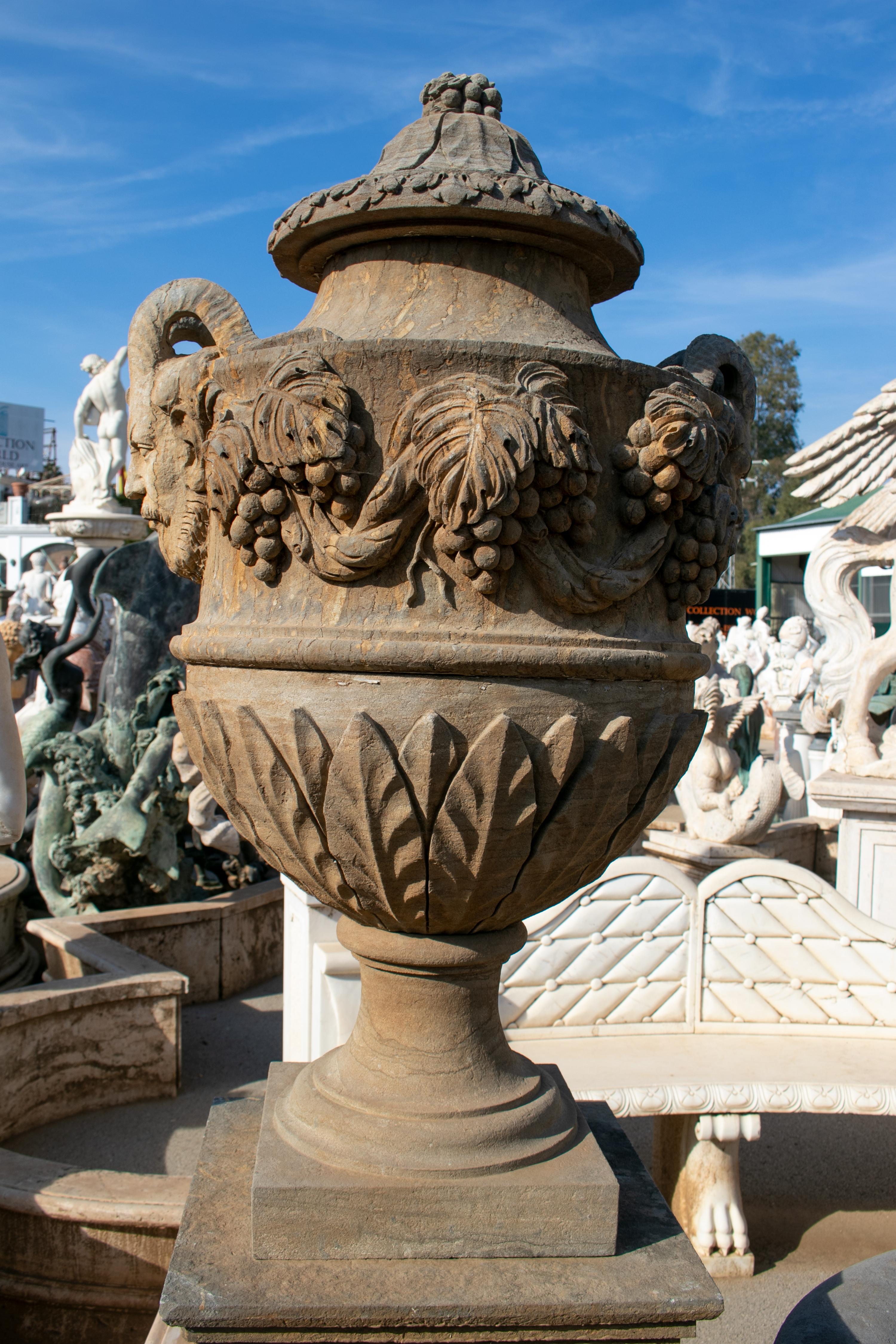 Pair of Hand Carved Marble Urns on Pedestals with Antique Patina In Good Condition In Marbella, ES