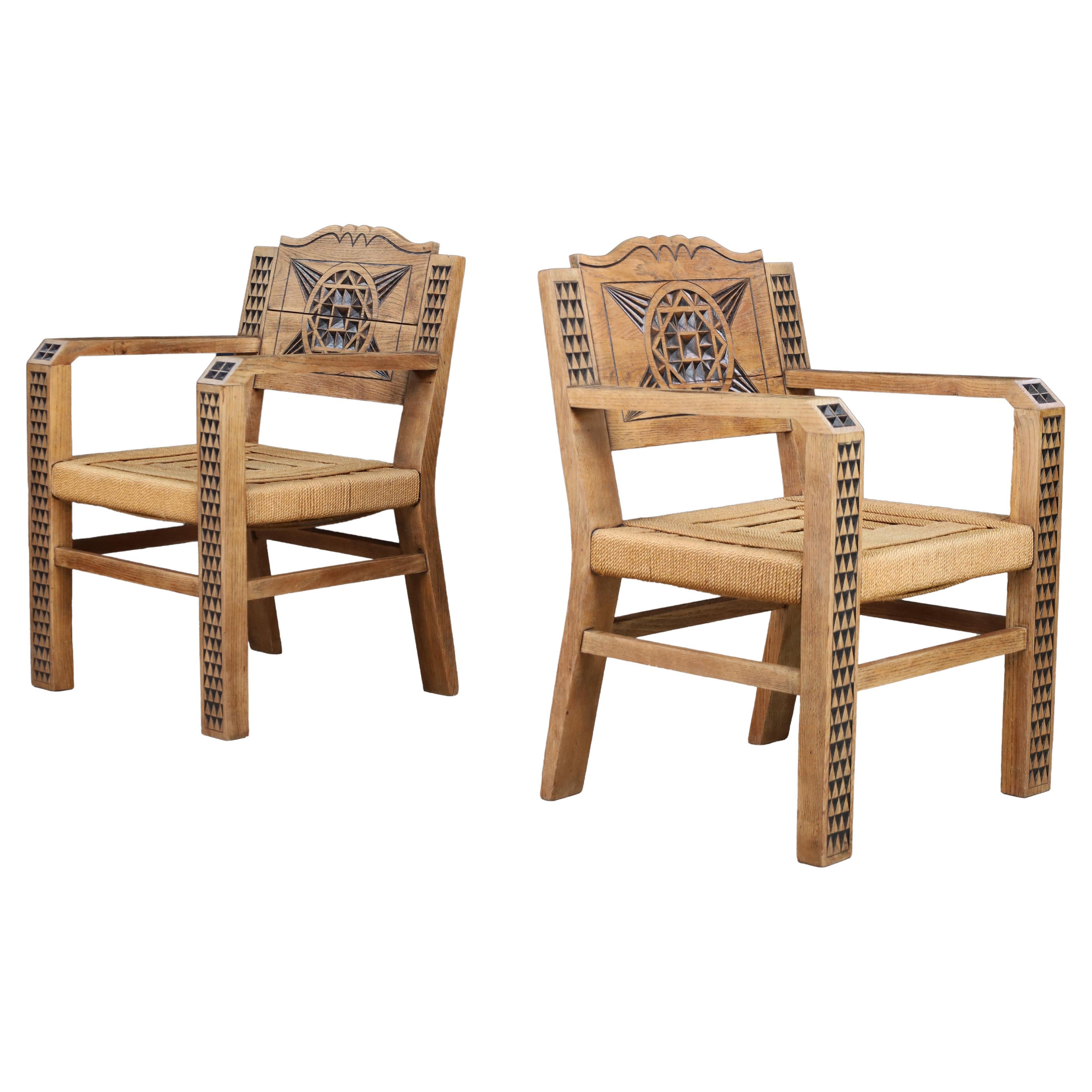 Paar handgeschnitzte Sessel aus Eiche, nach Art von Joseph Savina, Frankreich 1930 im Angebot