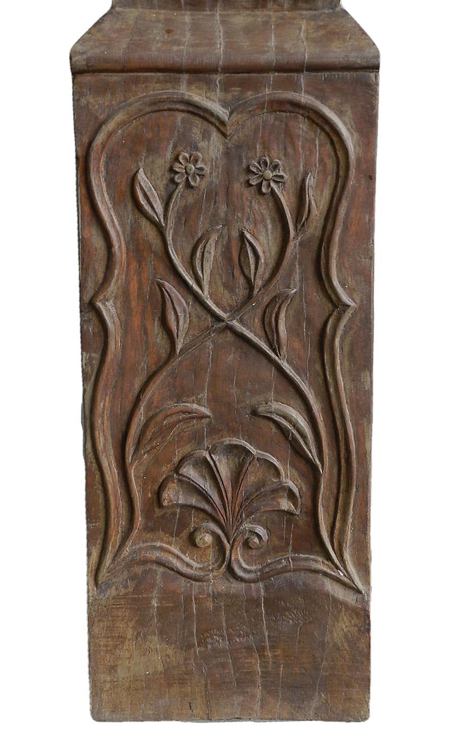 Paar handgeschnitzte Eichenholzsäulen, von französischem Kunsthandwerker aus dem 20. Jahrhundert (Französische Provence) im Angebot