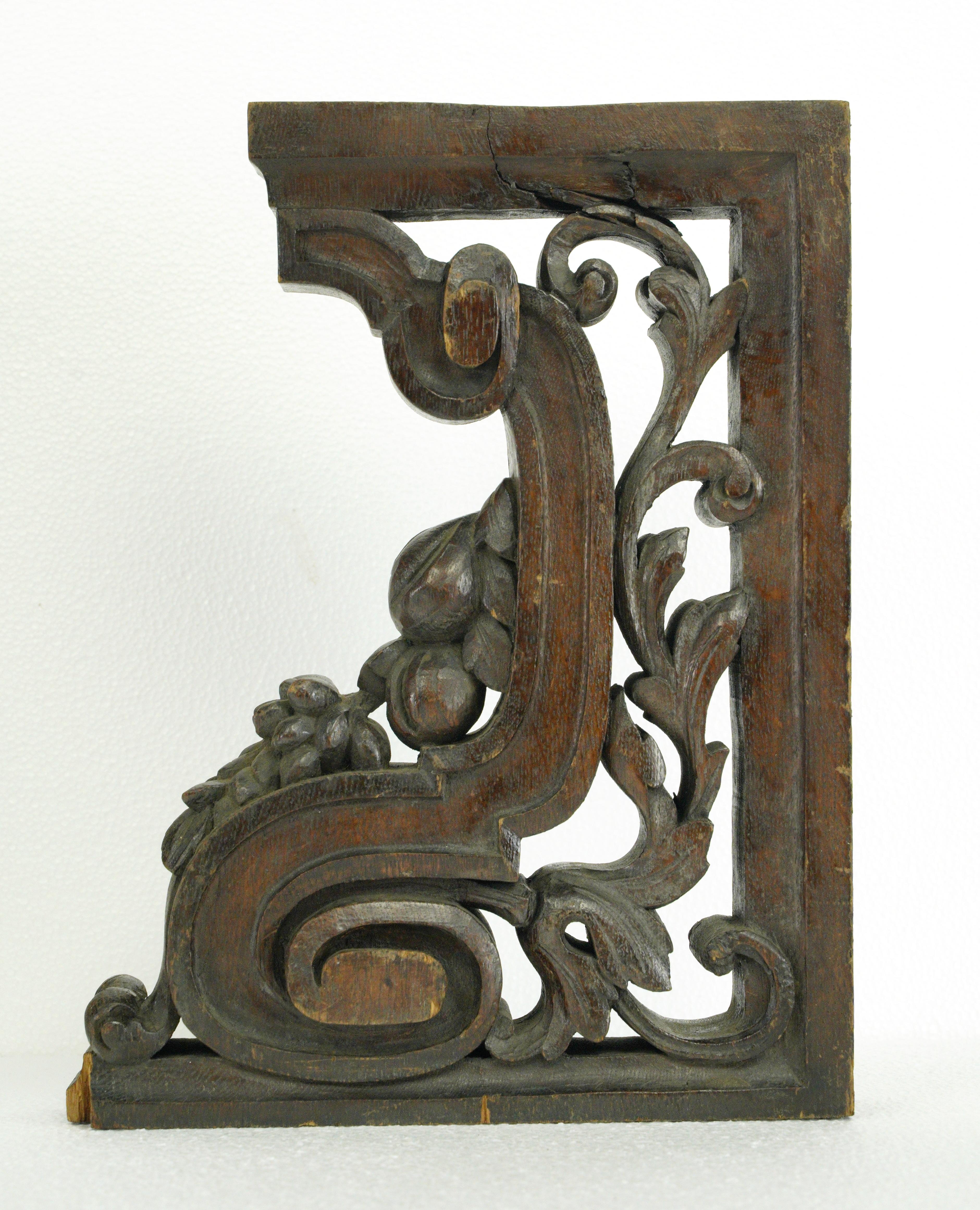 Hand-Carved Pair of Hand Carved Oak Furniture Brackets For Sale