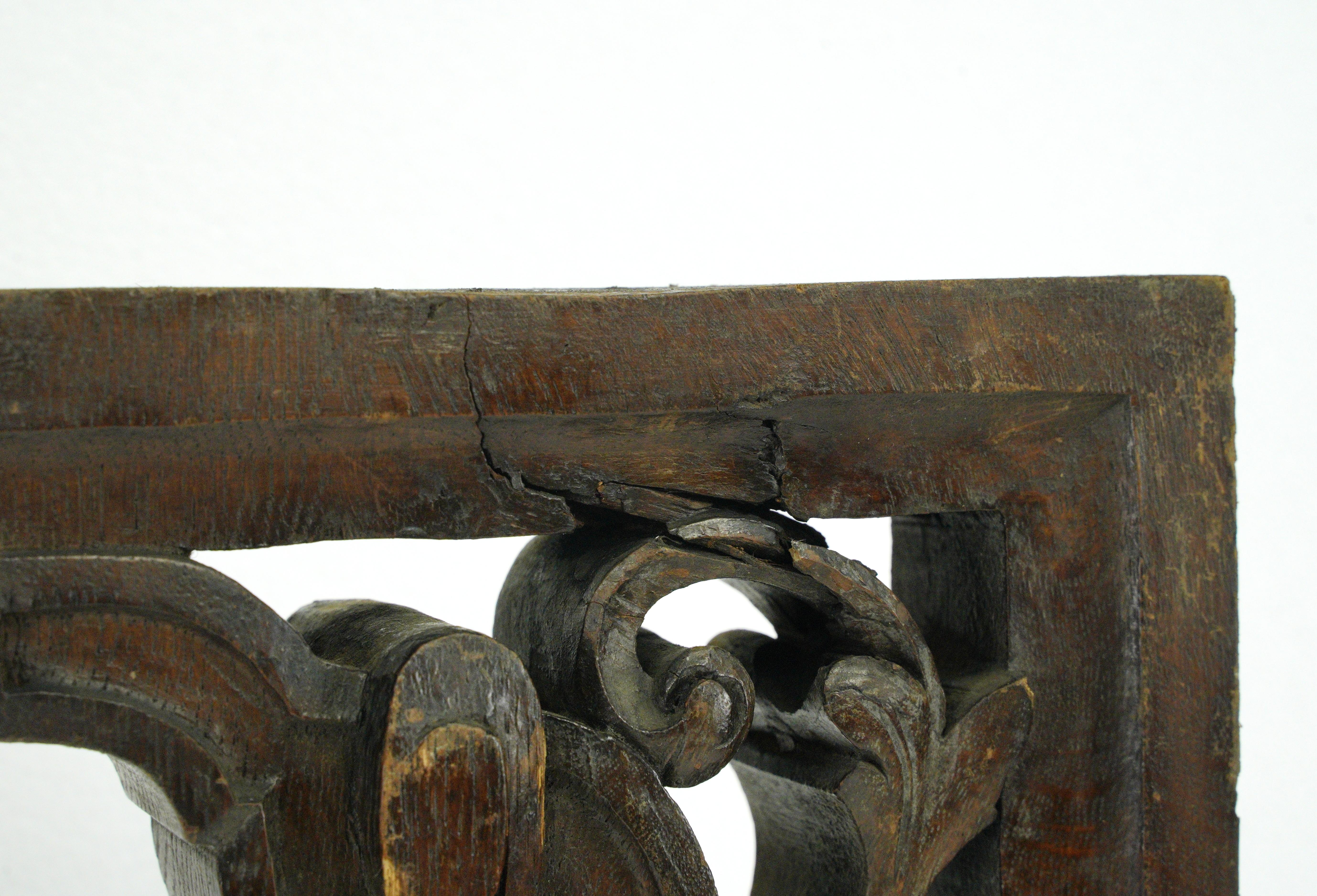 20th Century Pair of Hand Carved Oak Furniture Brackets For Sale