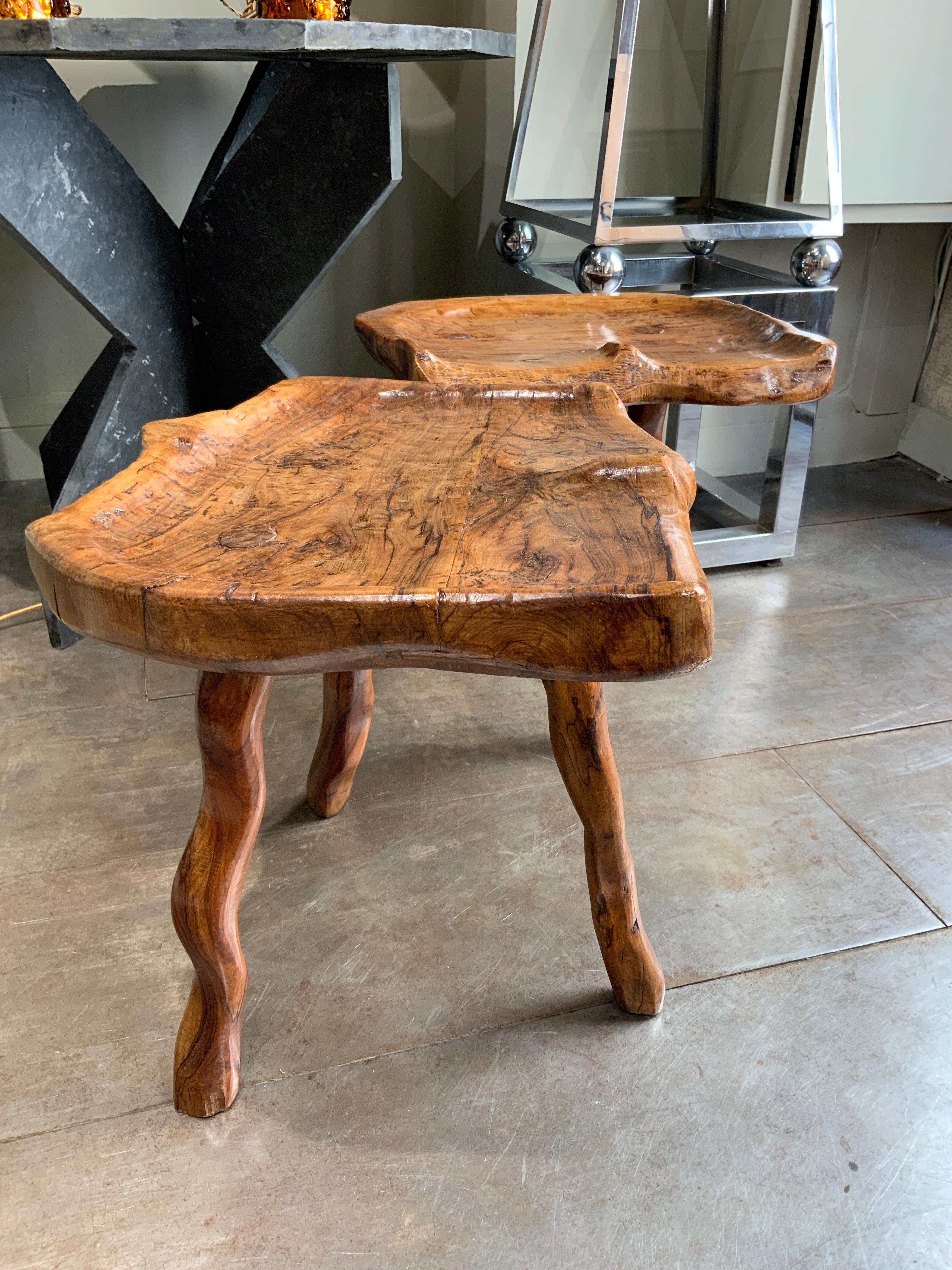Paire de tabourets en bois d'olivier sculptés à la main France circa 1950
Ils ont été vernis 

