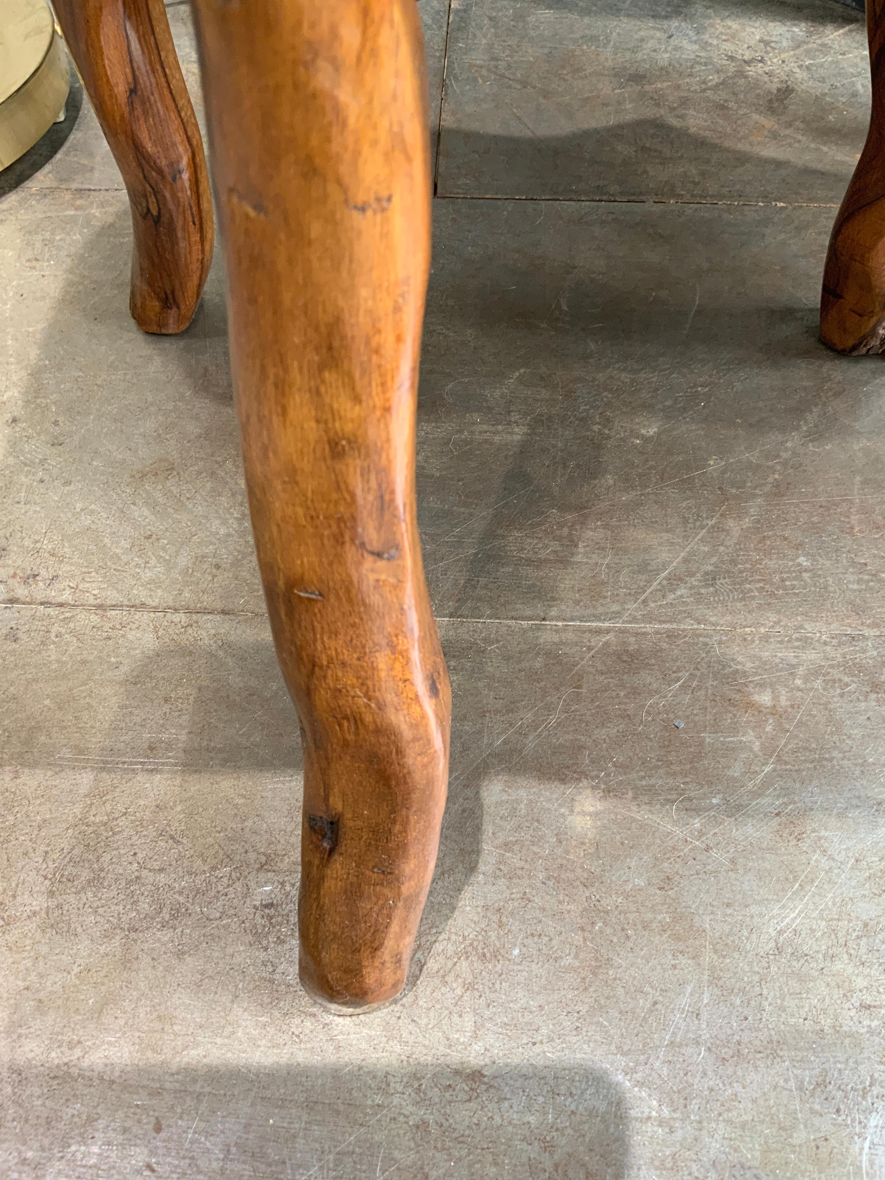 Mid-Century Modern Paire de tabourets en bois d'olivier sculptés à la main France circa 1960 en vente