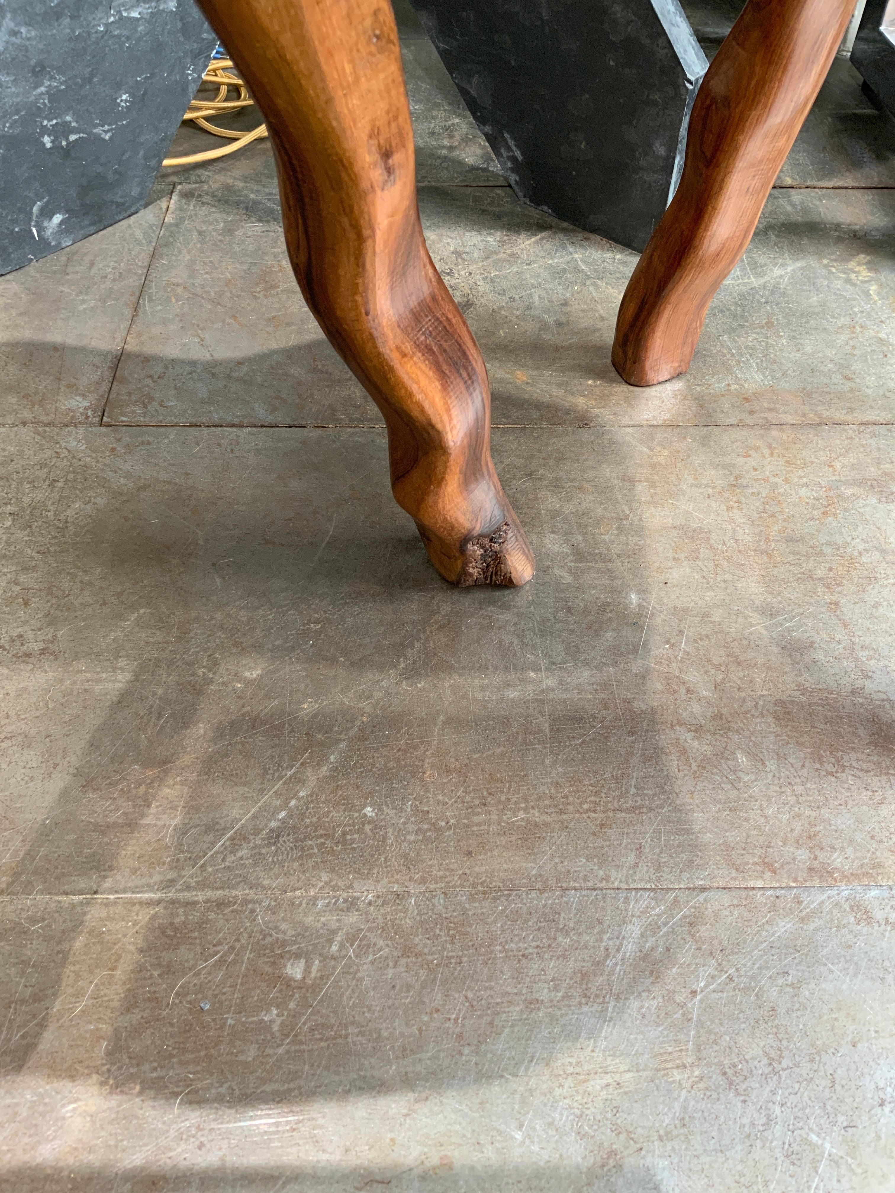 Français Paire de tabourets en bois d'olivier sculptés à la main France circa 1960 en vente