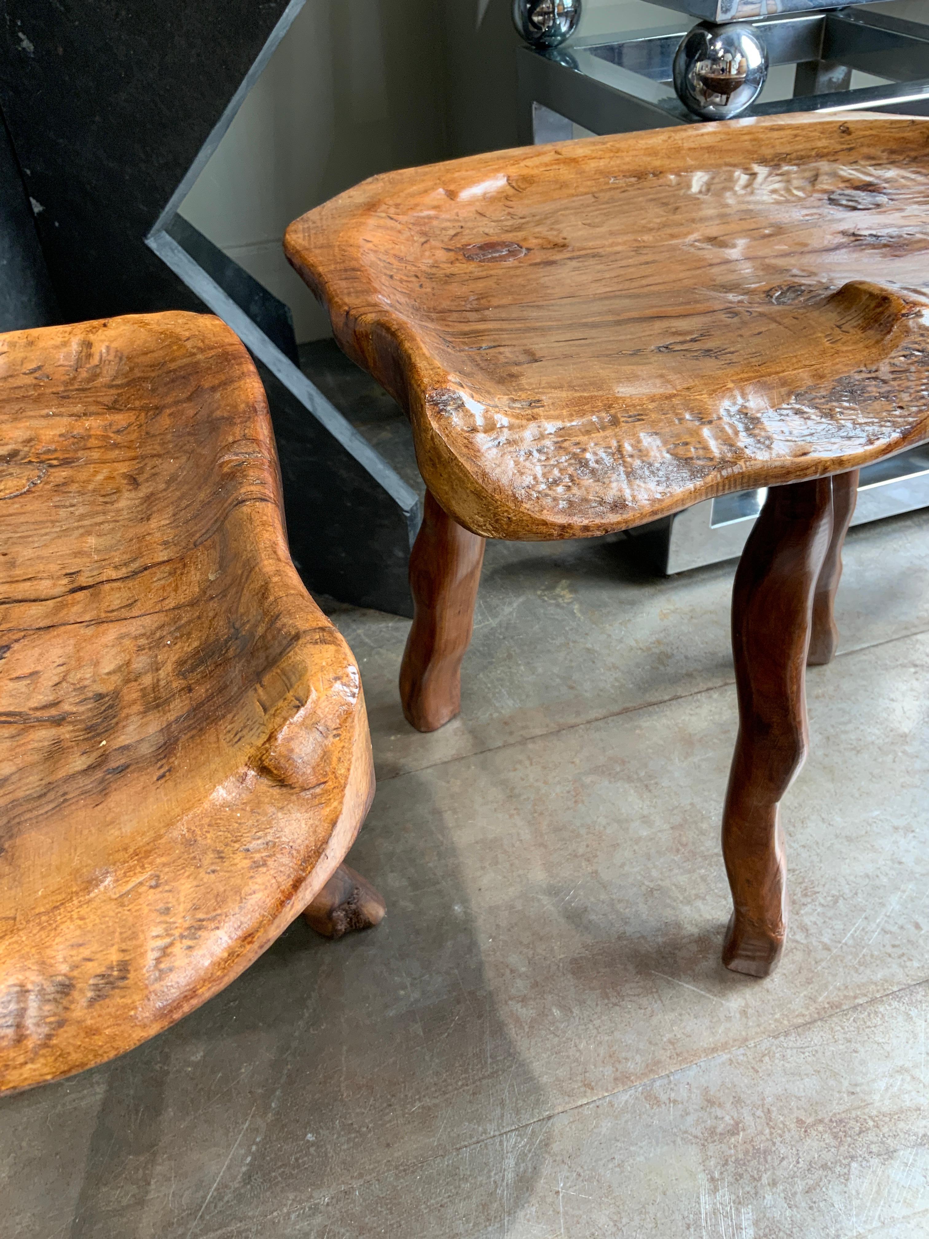 Milieu du XXe siècle Paire de tabourets en bois d'olivier sculptés à la main France circa 1960 en vente