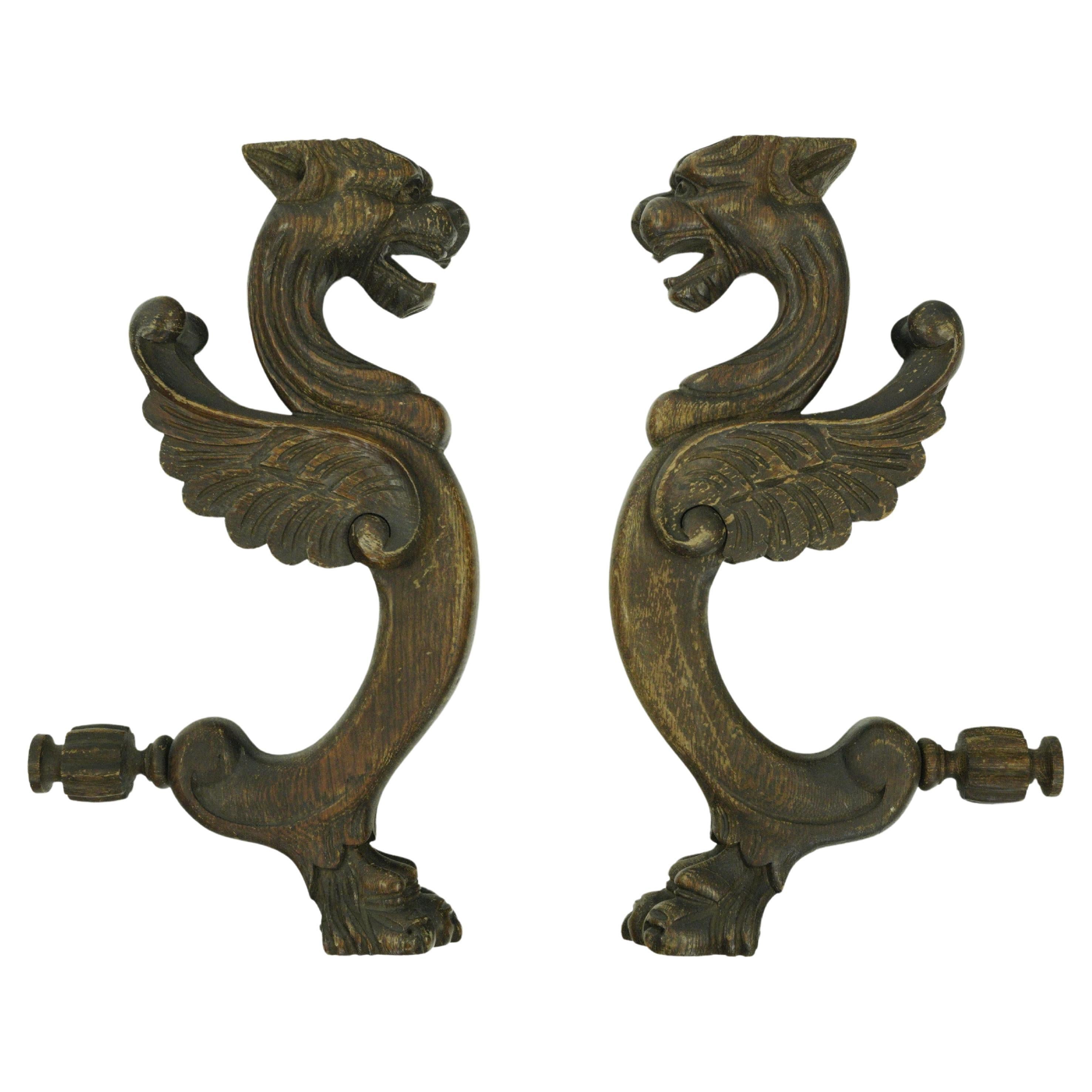 Paire de griffons en bois de pin sculptés à la main Part One