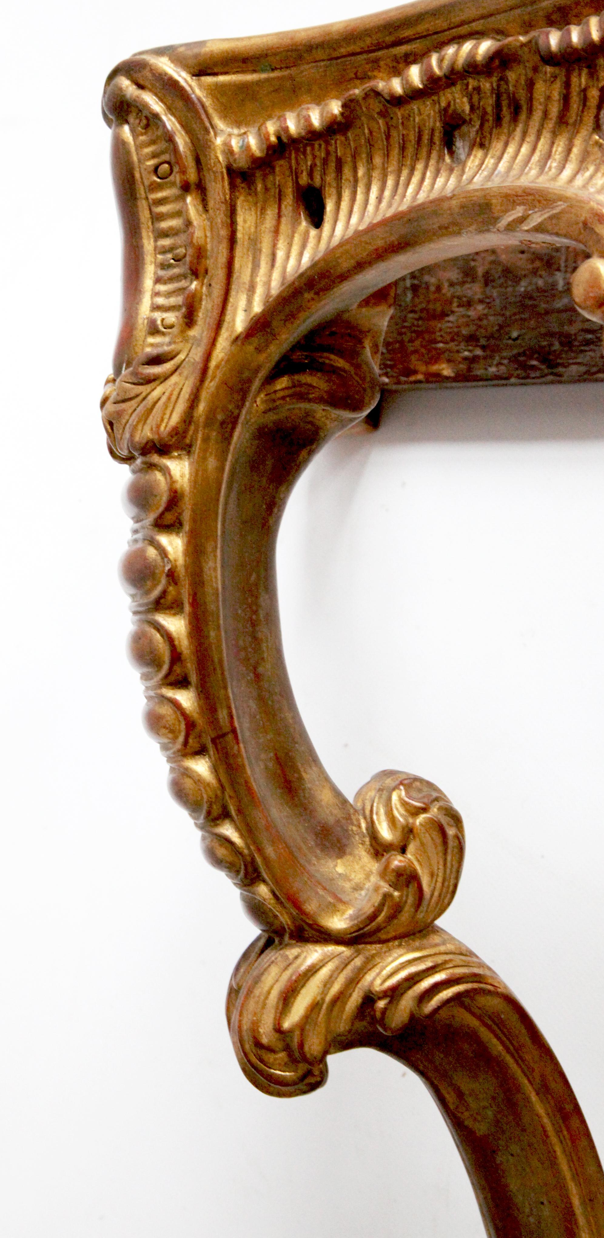 Paire de consoles de style rococo sculptées à la main en bois doré, fabriquées par La Maison London en vente 3