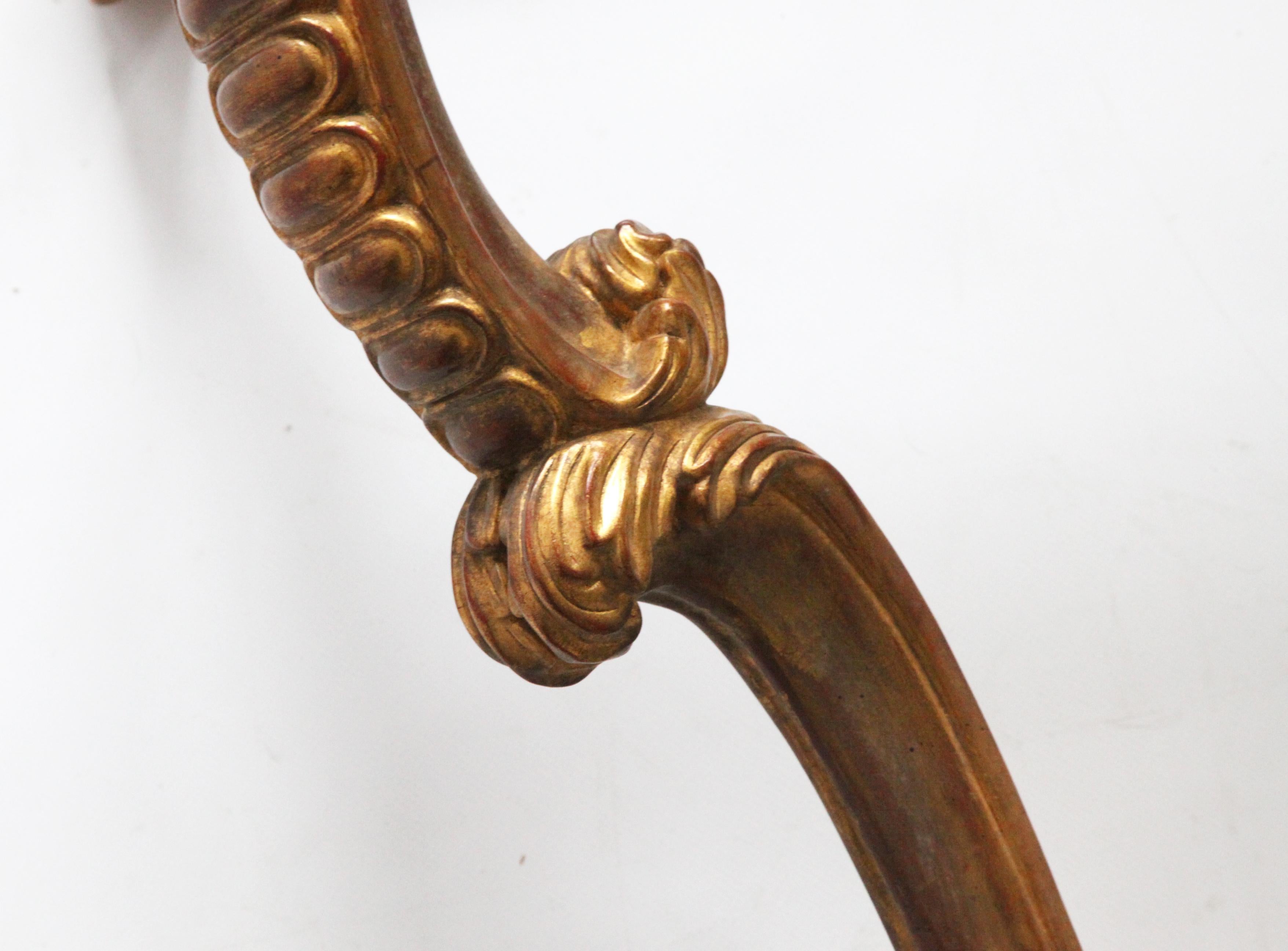 Paire de consoles de style rococo sculptées à la main en bois doré, fabriquées par La Maison London en vente 4