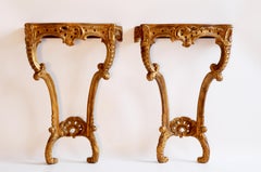 Coppia di consolle in legno dorato intagliate a mano in stile rococò realizzate da La Maison London