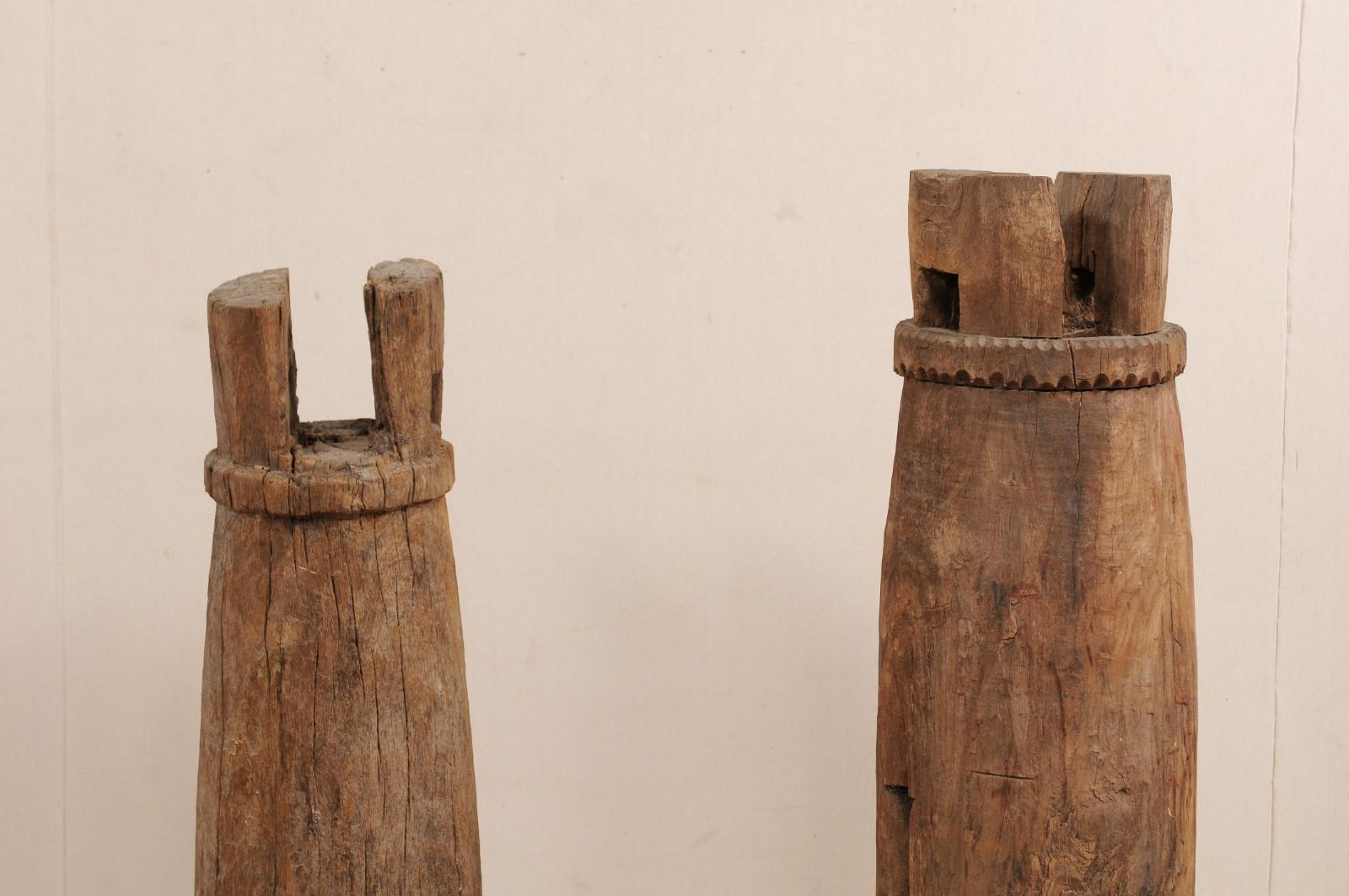Paar handgeschnitzte thailändische Tempelglocken aus Holz auf Ständern, frühes 20. Jahrhundert im Angebot 3