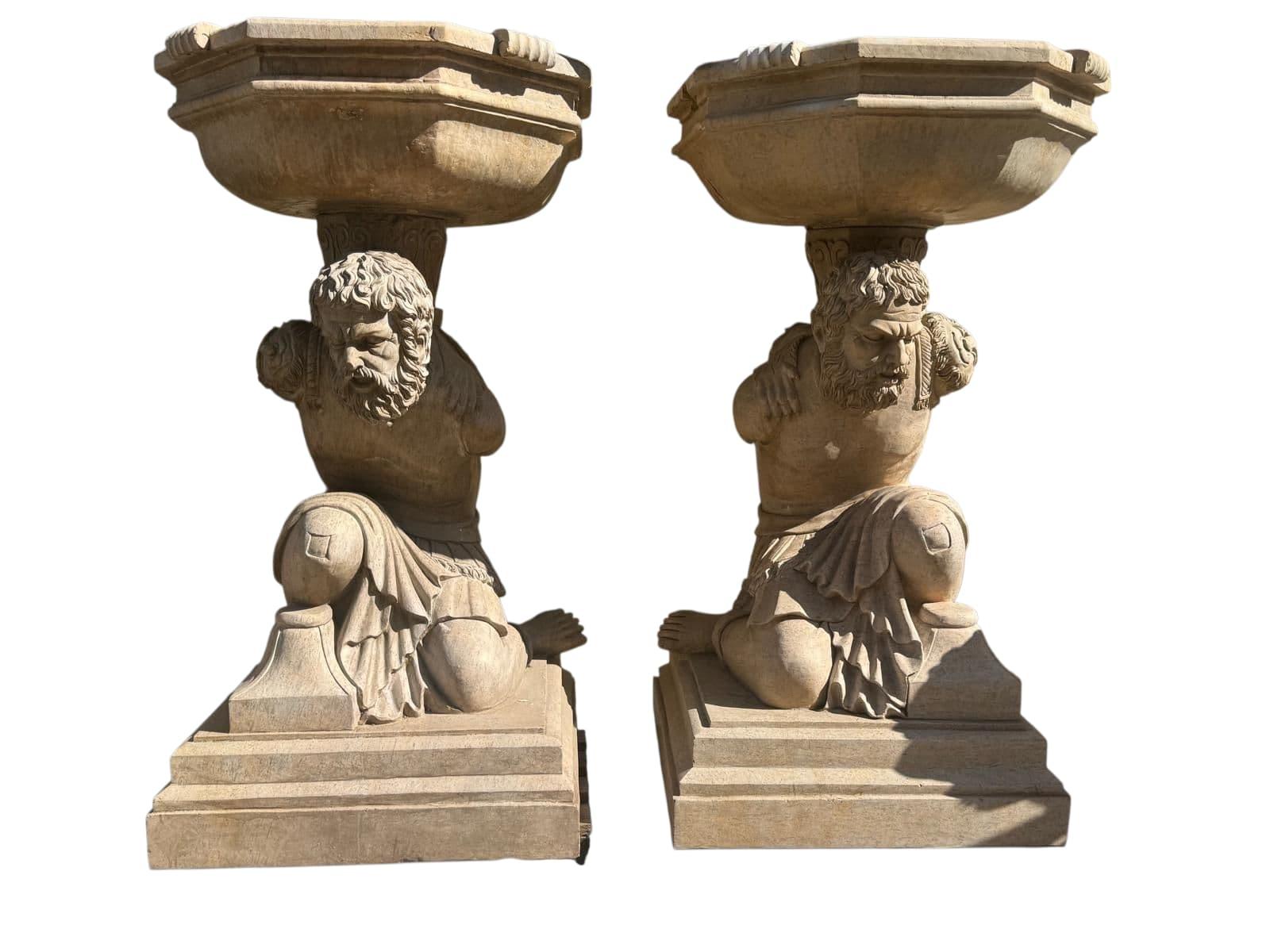 Coppia di piedistalli scultorei in marmo travertino intagliati a mano, Italia, XX secolo In condizioni buone in vendita a Madrid, ES