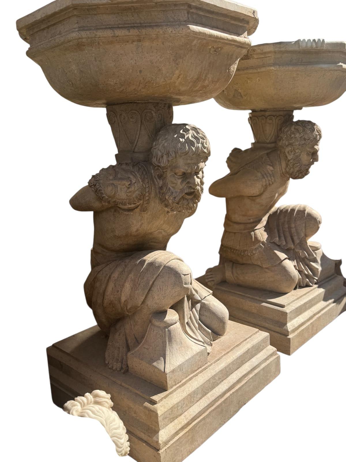 Fine XX secolo Coppia di piedistalli scultorei in marmo travertino intagliati a mano, Italia, XX secolo in vendita
