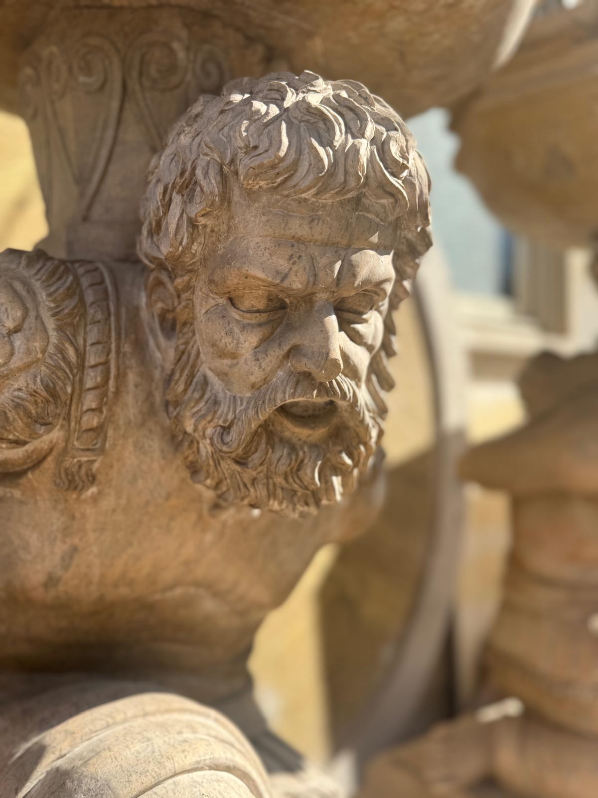 Coppia di piedistalli scultorei in marmo travertino intagliati a mano, Italia, XX secolo in vendita 1