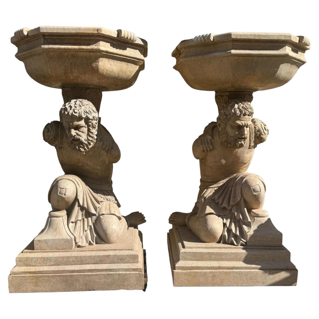 Coppia di piedistalli scultorei in marmo travertino intagliati a mano, Italia, XX secolo in vendita