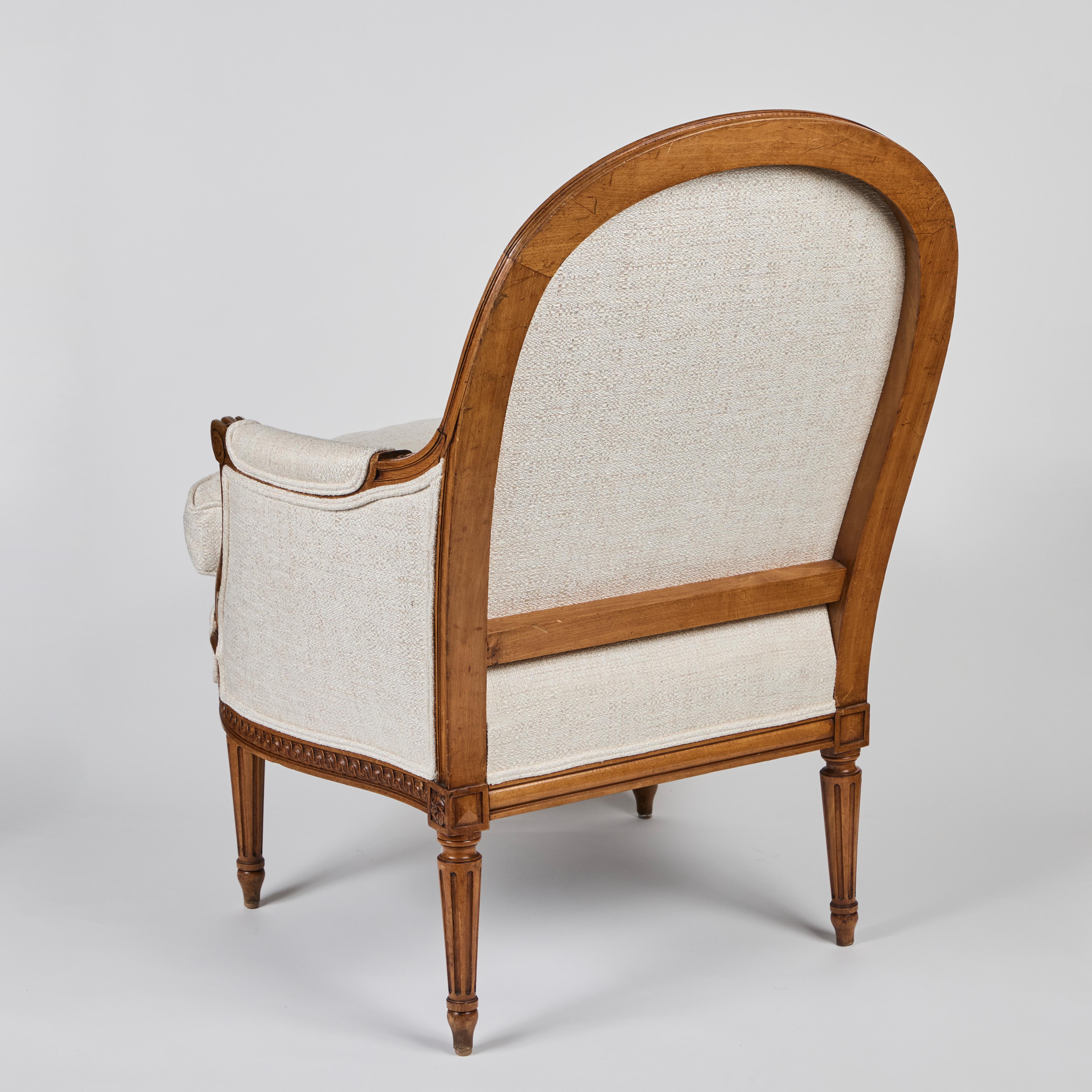 Paire de chaises Bergere en noyer sculpté à la main en vente 3