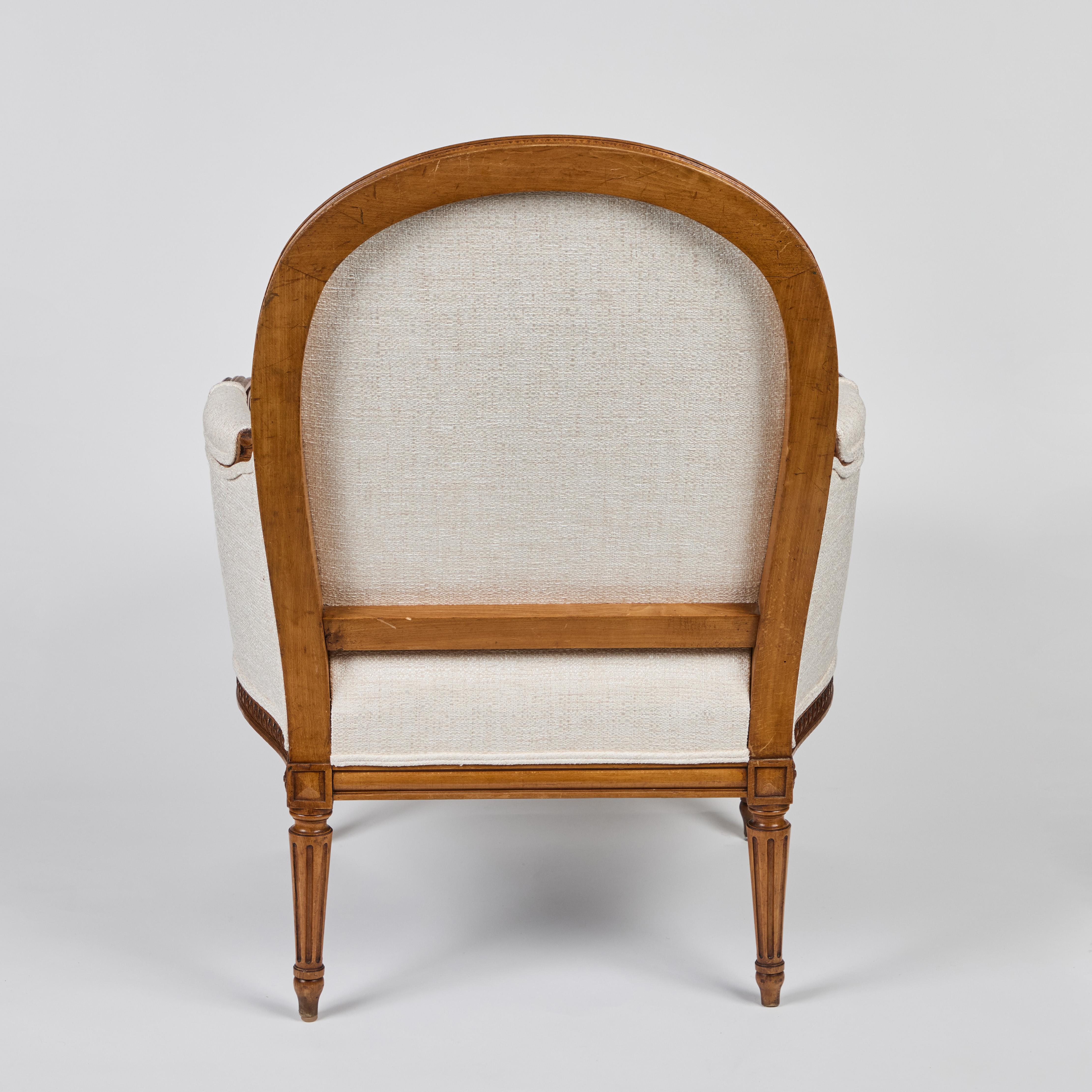 Paire de chaises Bergere en noyer sculpté à la main en vente 4