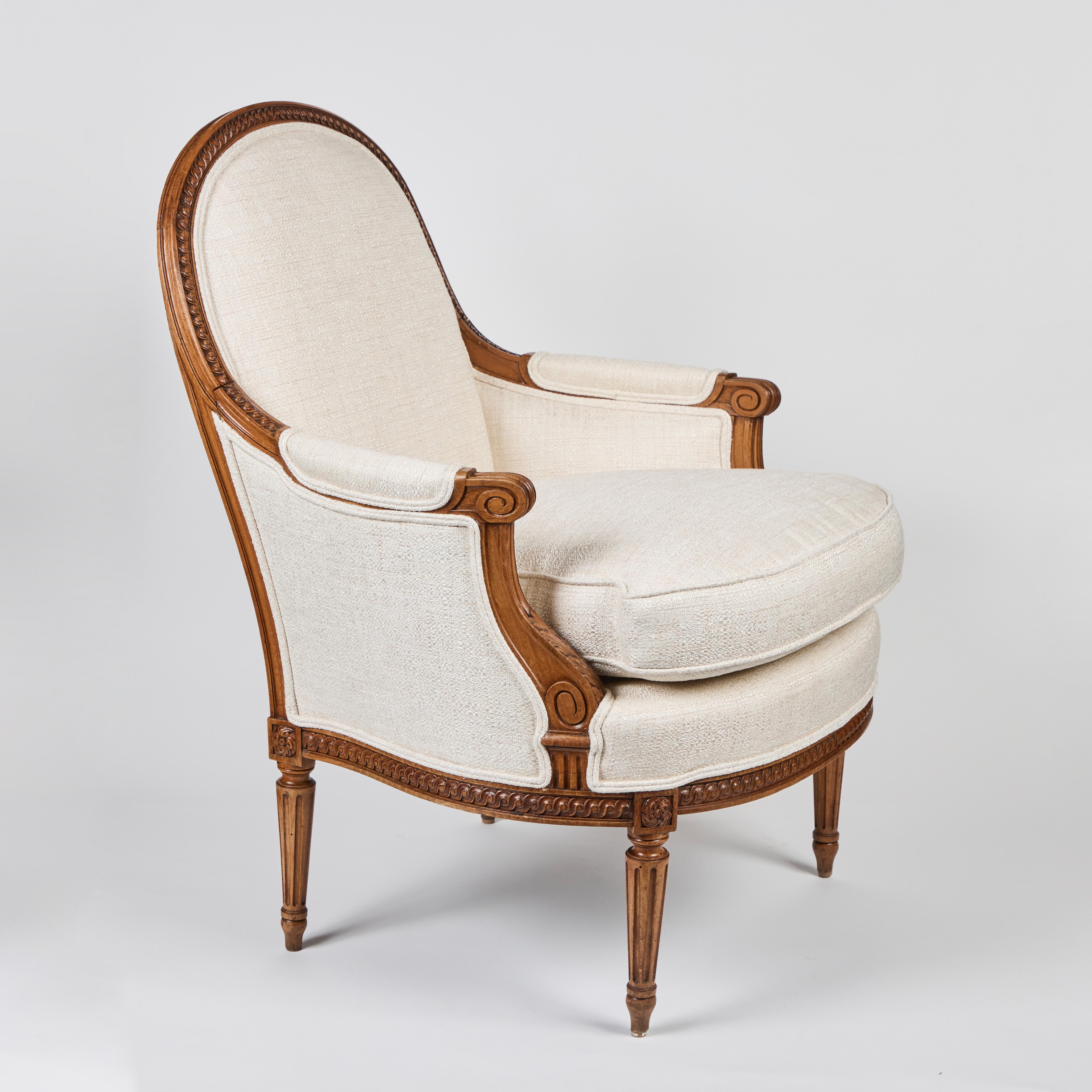 Paire de chaises Bergere en noyer sculpté à la main en vente 5