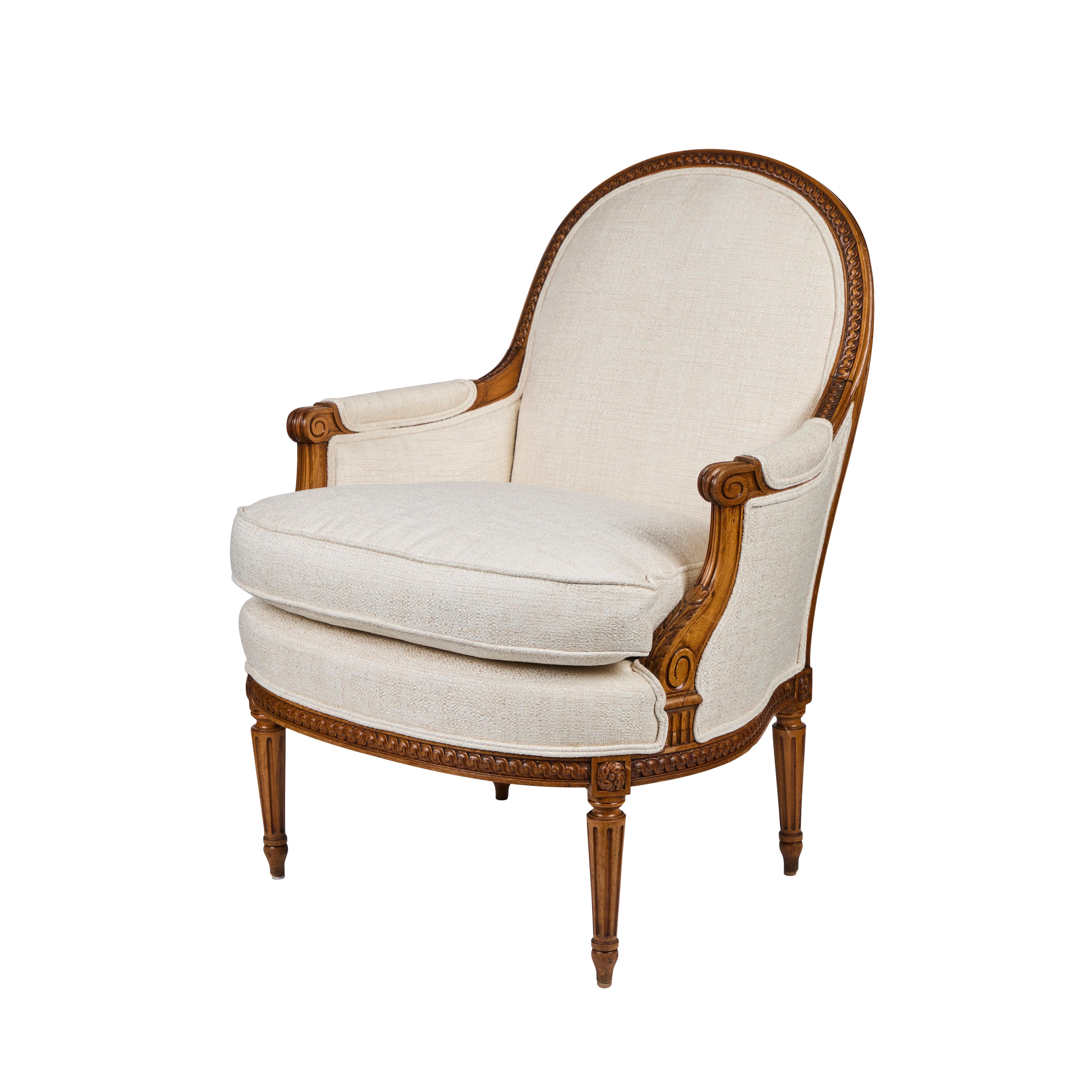 Français Paire de chaises Bergere en noyer sculpté à la main en vente