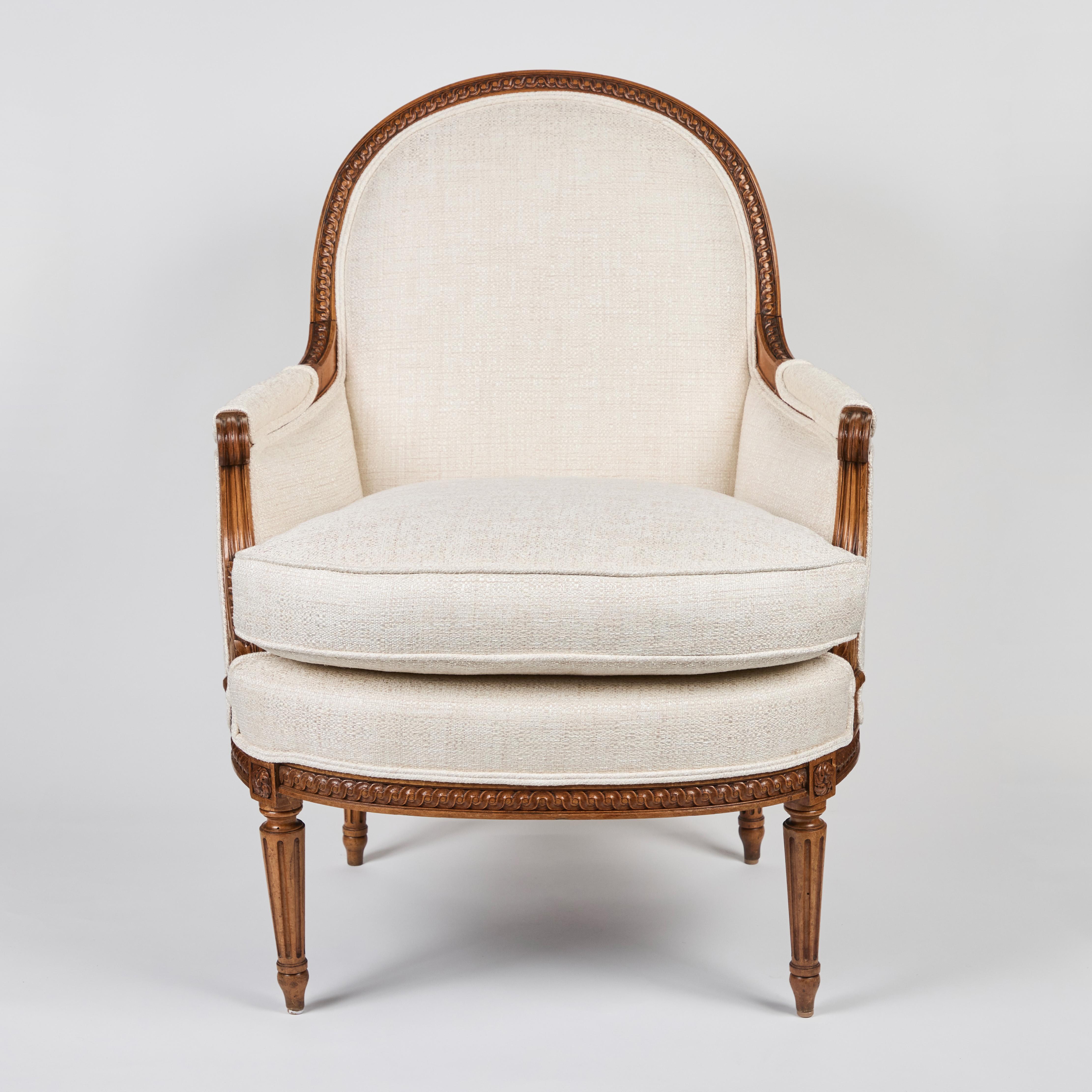 Sculpté à la main Paire de chaises Bergere en noyer sculpté à la main en vente