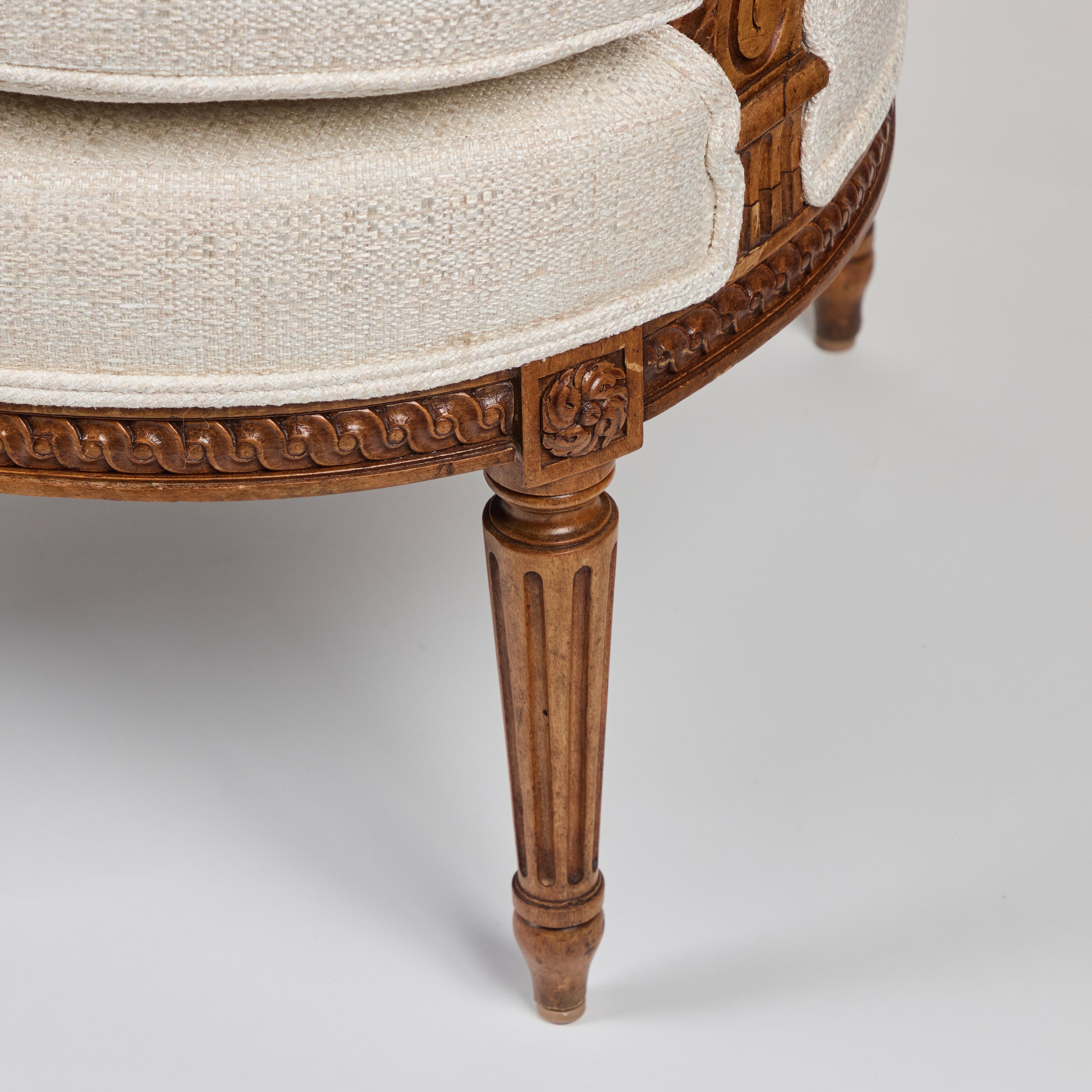 Paire de chaises Bergere en noyer sculpté à la main Bon état - En vente à Los Angeles, CA