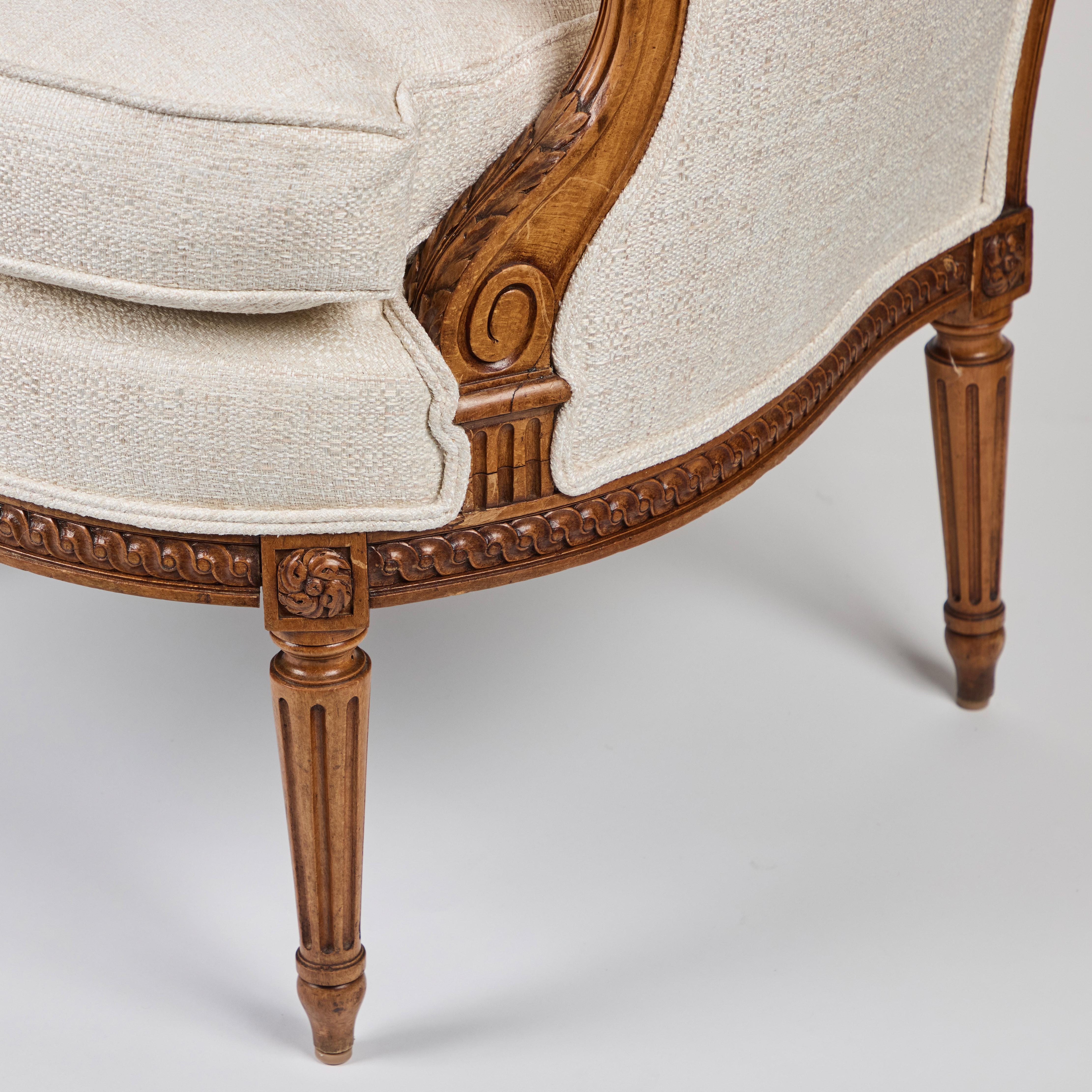 XIXe siècle Paire de chaises Bergere en noyer sculpté à la main en vente