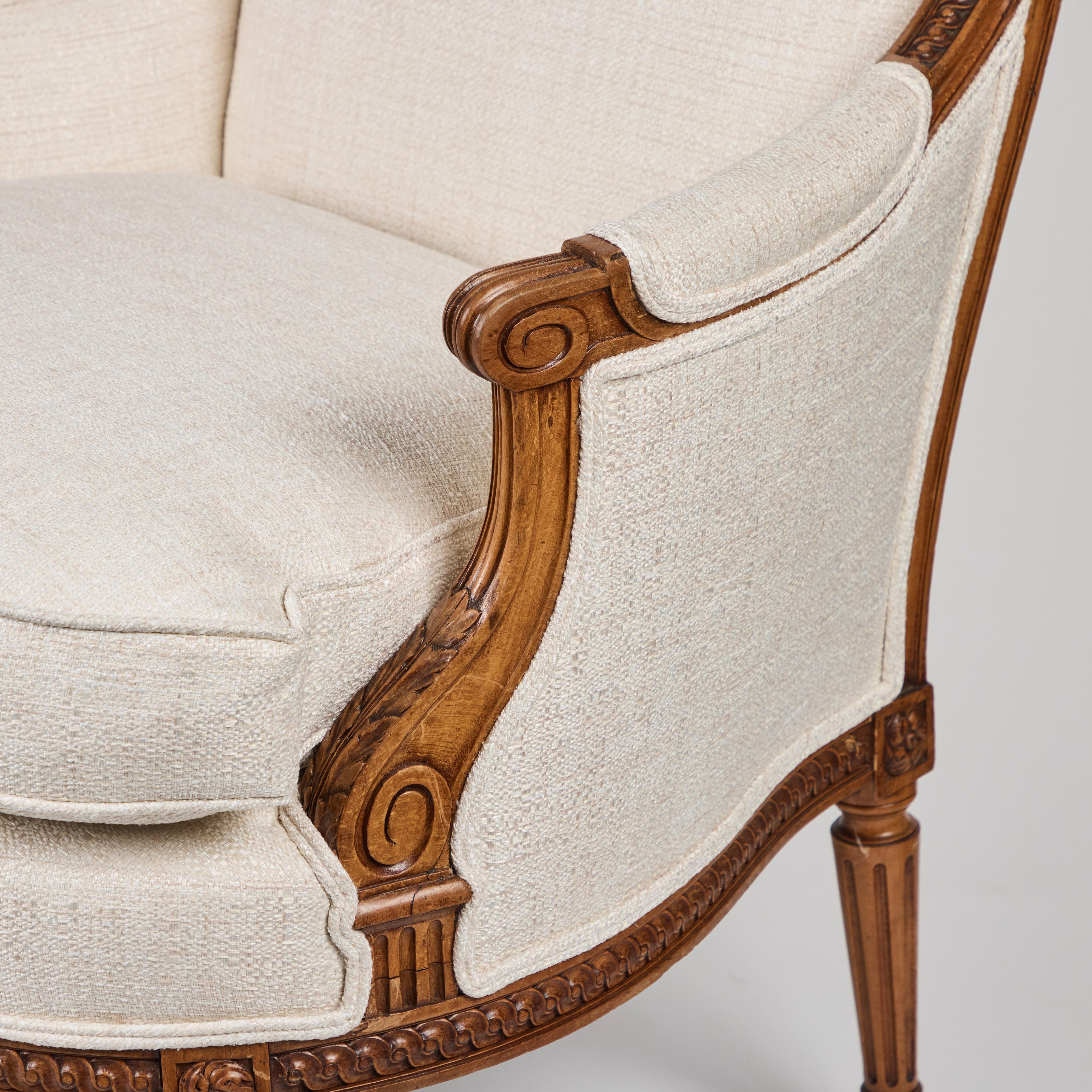 Tissu Paire de chaises Bergere en noyer sculpté à la main en vente