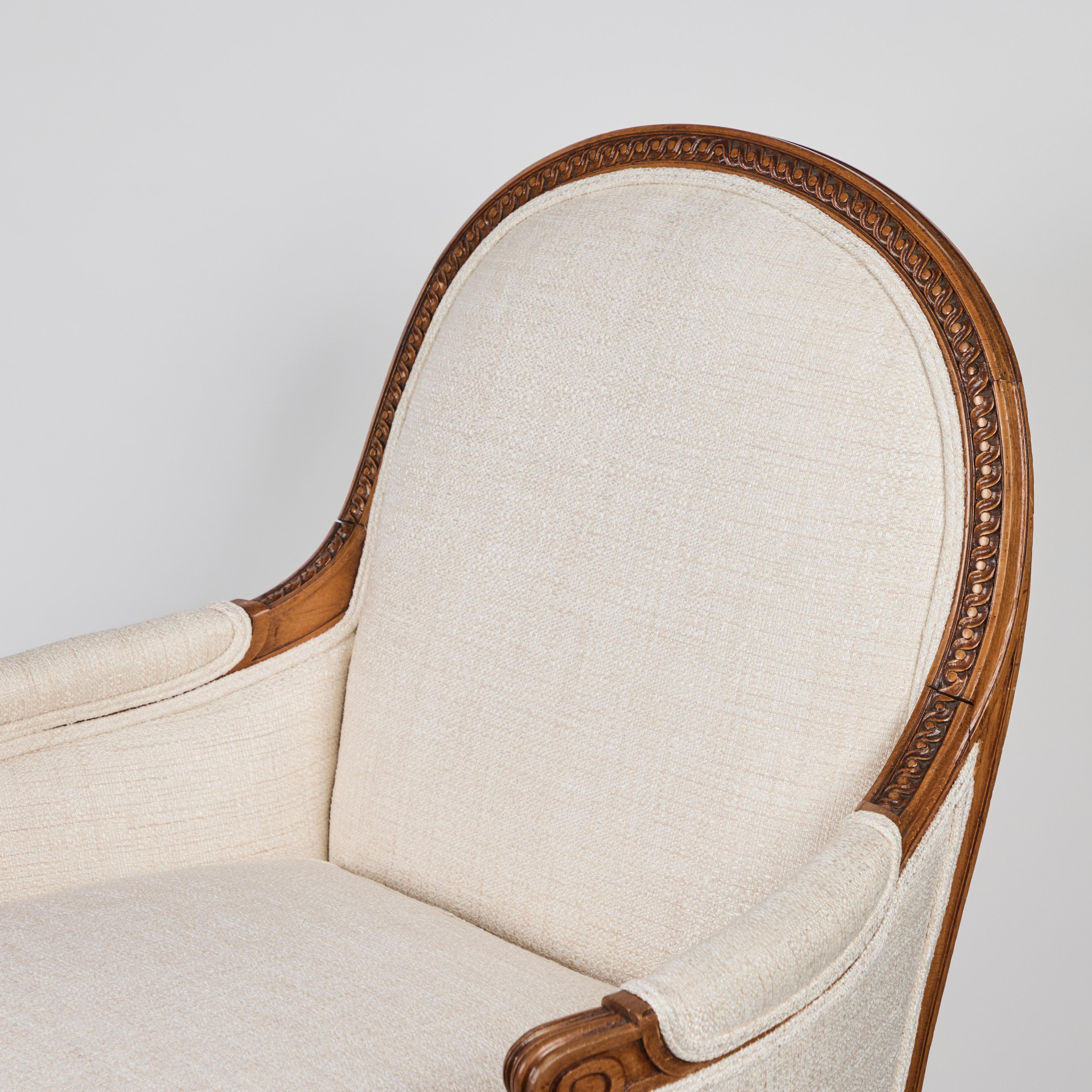 Paire de chaises Bergere en noyer sculpté à la main en vente 1