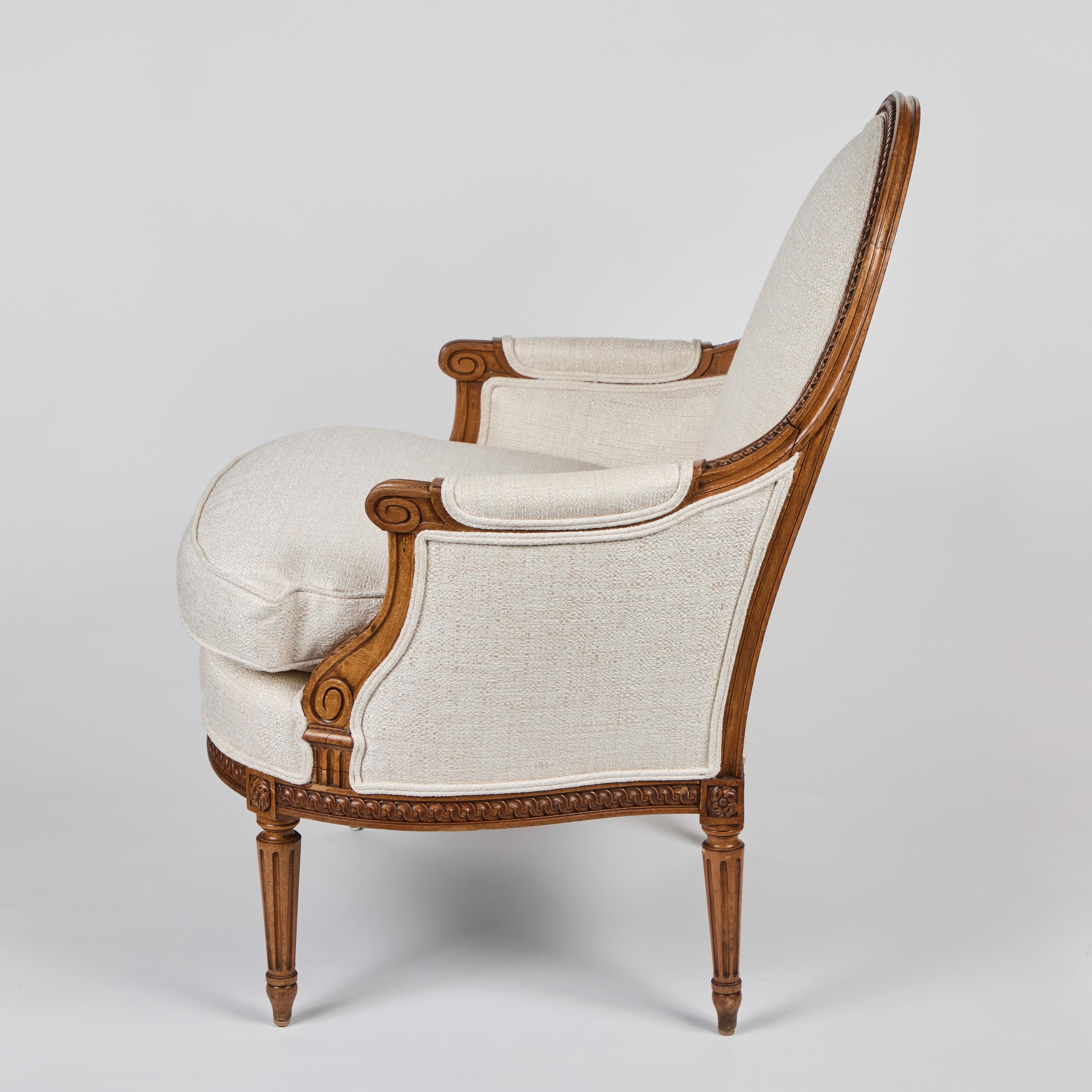 Paire de chaises Bergere en noyer sculpté à la main en vente 2
