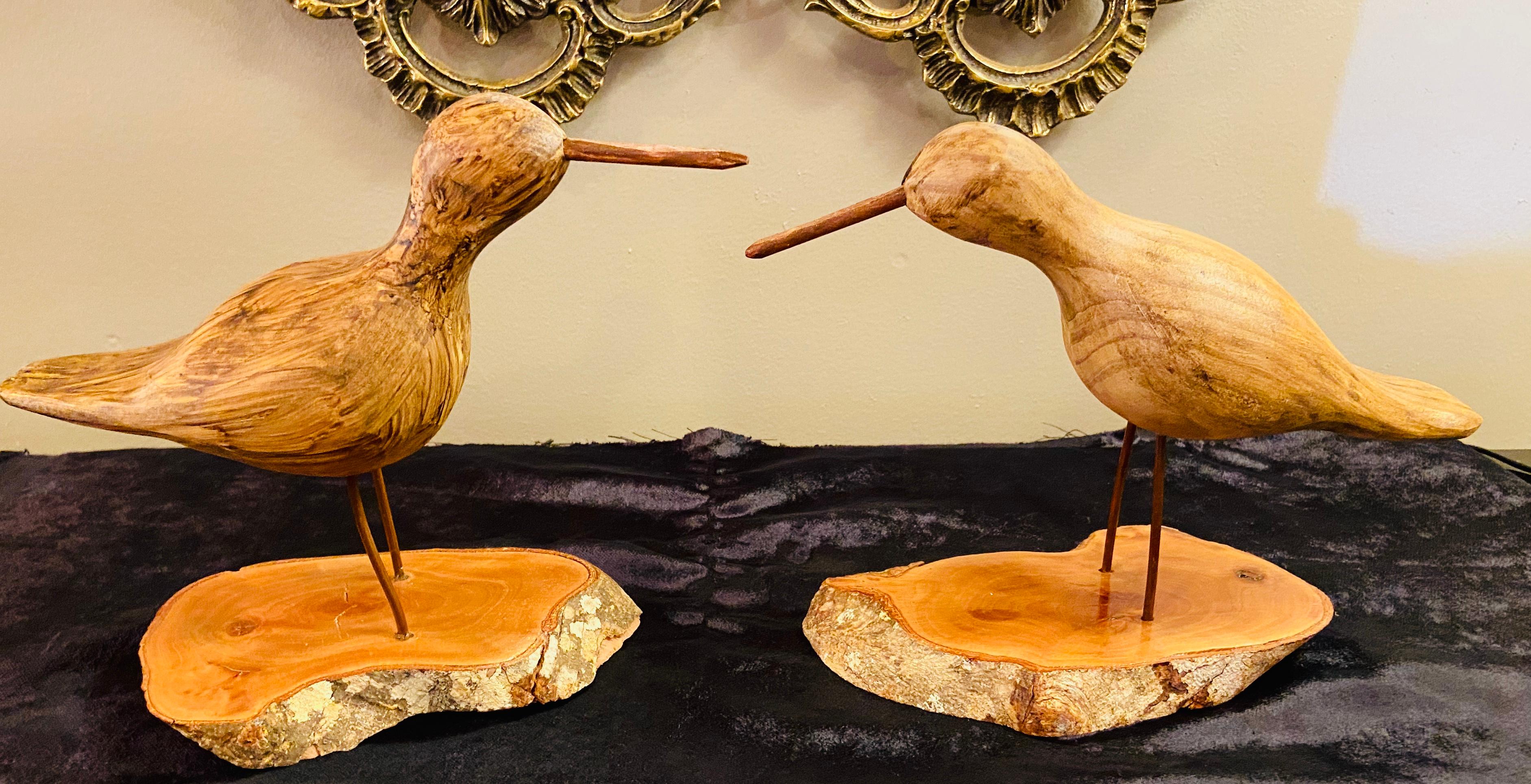 Ein Paar handgeschnitzte Vögel aus Walnussholz. Dieses reizende Vogelpaar aus Holz weist schöne Details auf und jeder Vogel steht fein auf einem Holzsockel. 
Ein fröhliches Dekorationsstück, das Ihren Schreibtisch oder jeden anderen Ort in Ihrem