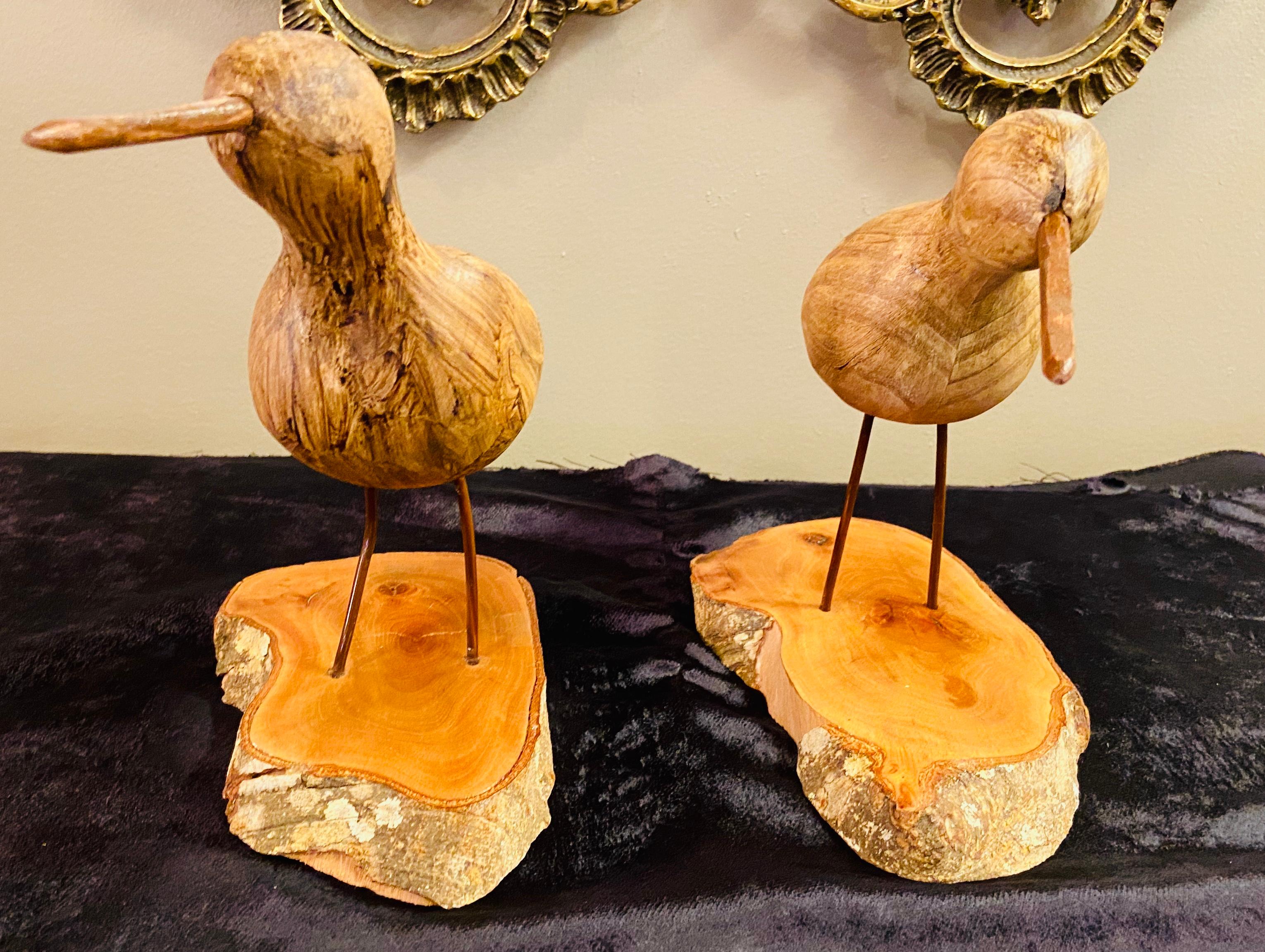 Paar handgeschnitzte Vögel aus Walnussholz (Arts and Crafts) im Angebot