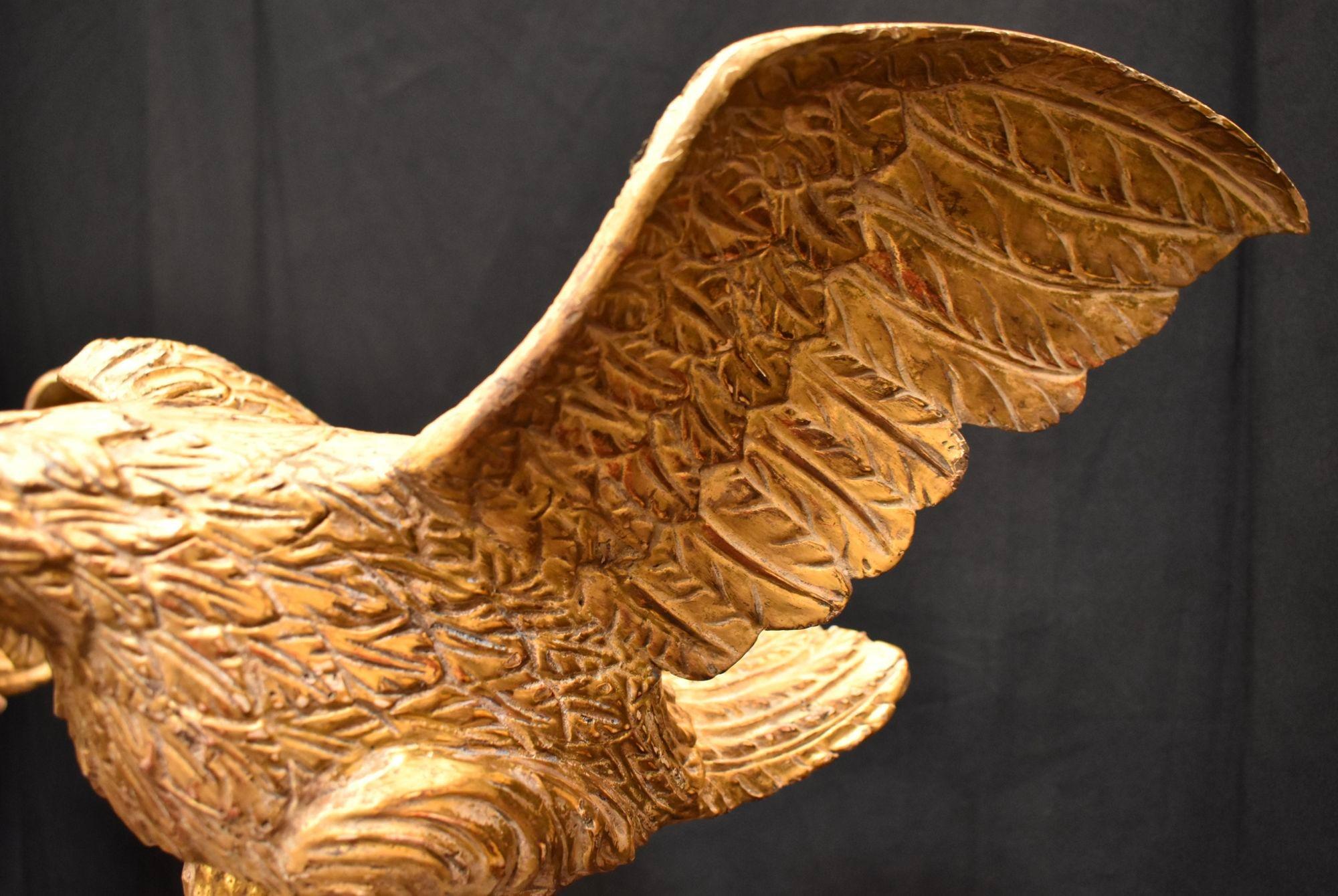 20ième siècle Paire de sculptures d'aigle en cristal de roche et doré à l'eau, sculptées à la main en vente