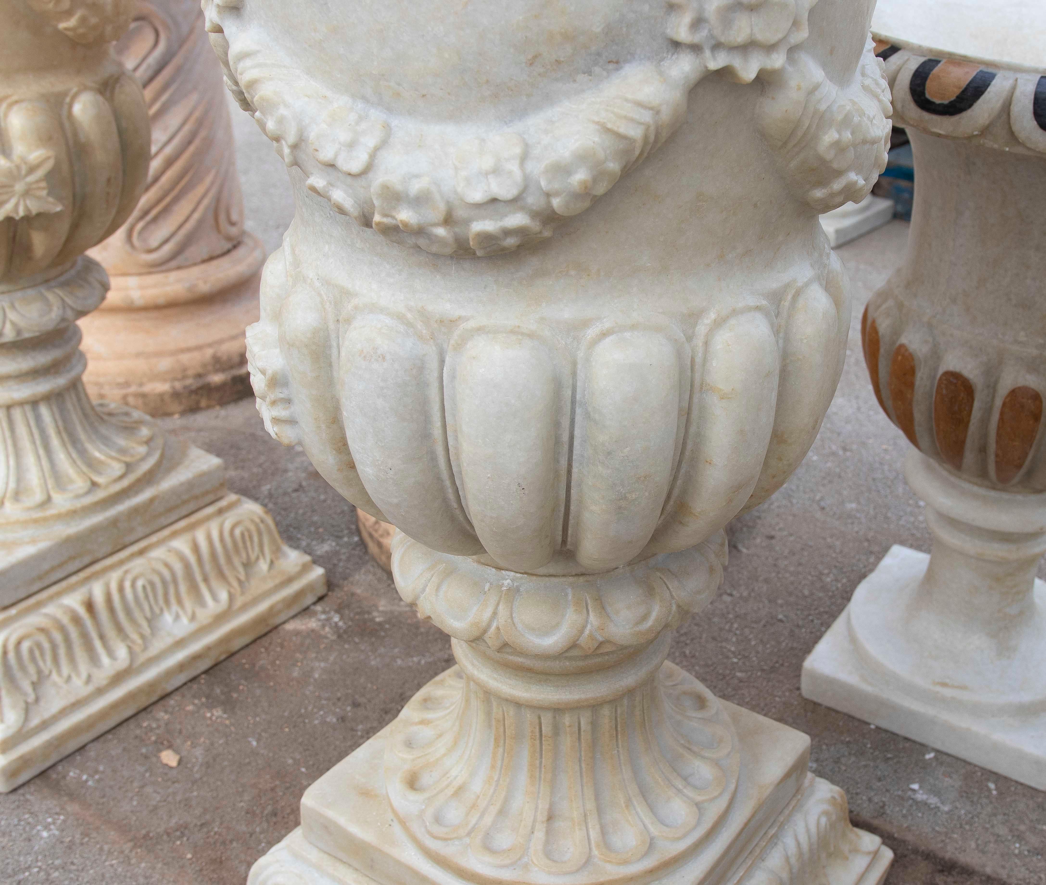Paire de tasses en marbre blanc sculptées à la main avec décoration de guirlandes en vente 4