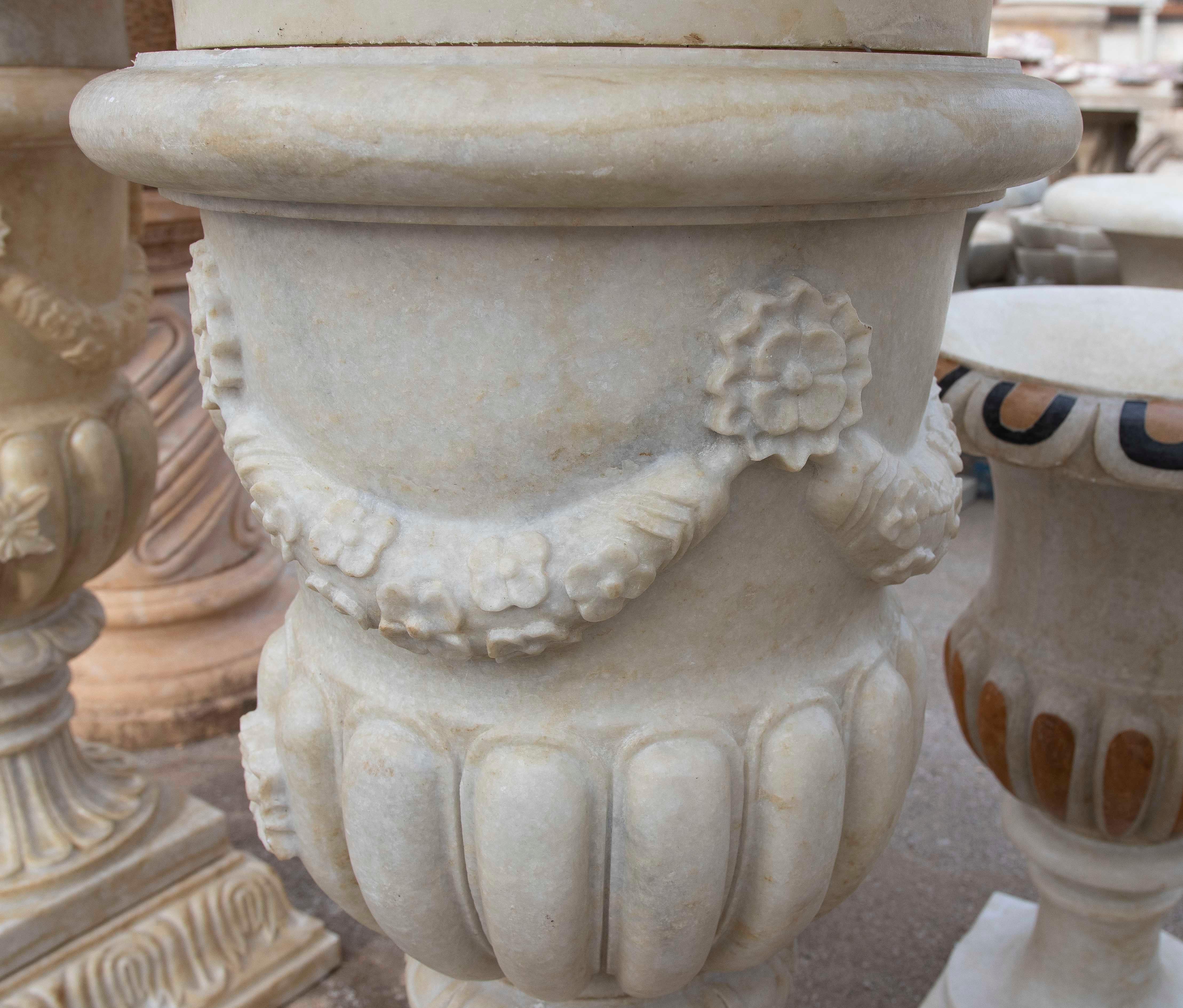 Paire de tasses en marbre blanc sculptées à la main avec décoration de guirlandes en vente 5